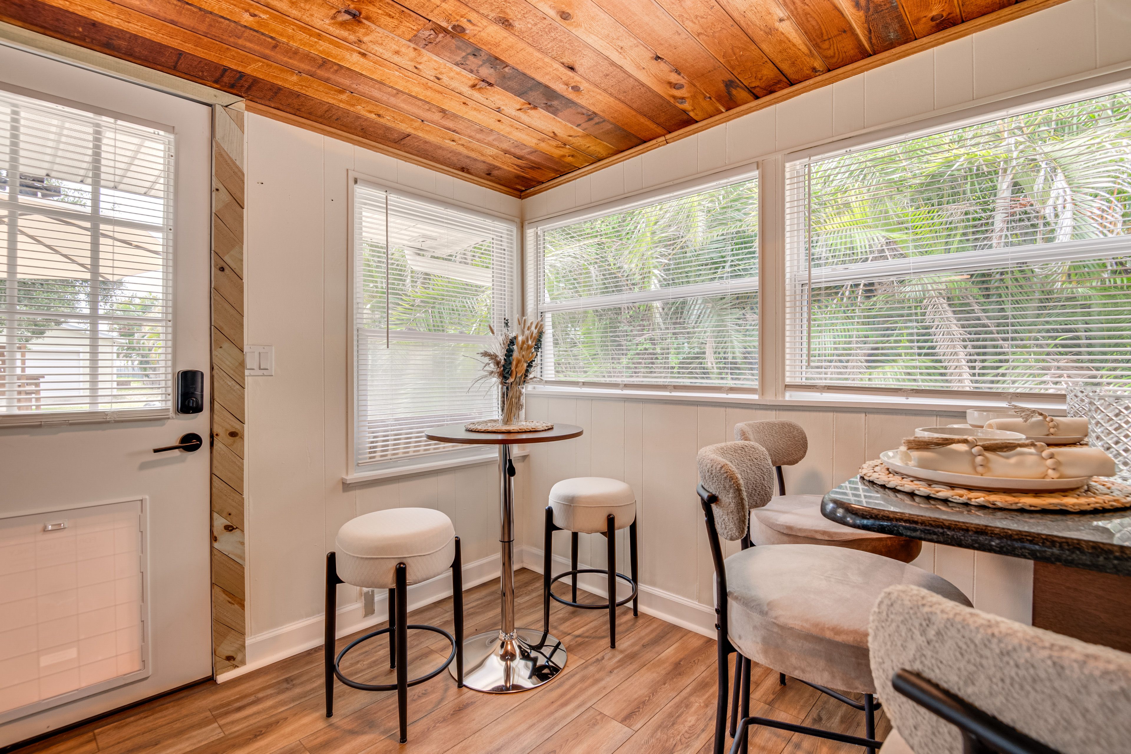 Dining Area | Dishware & Flatware Provided