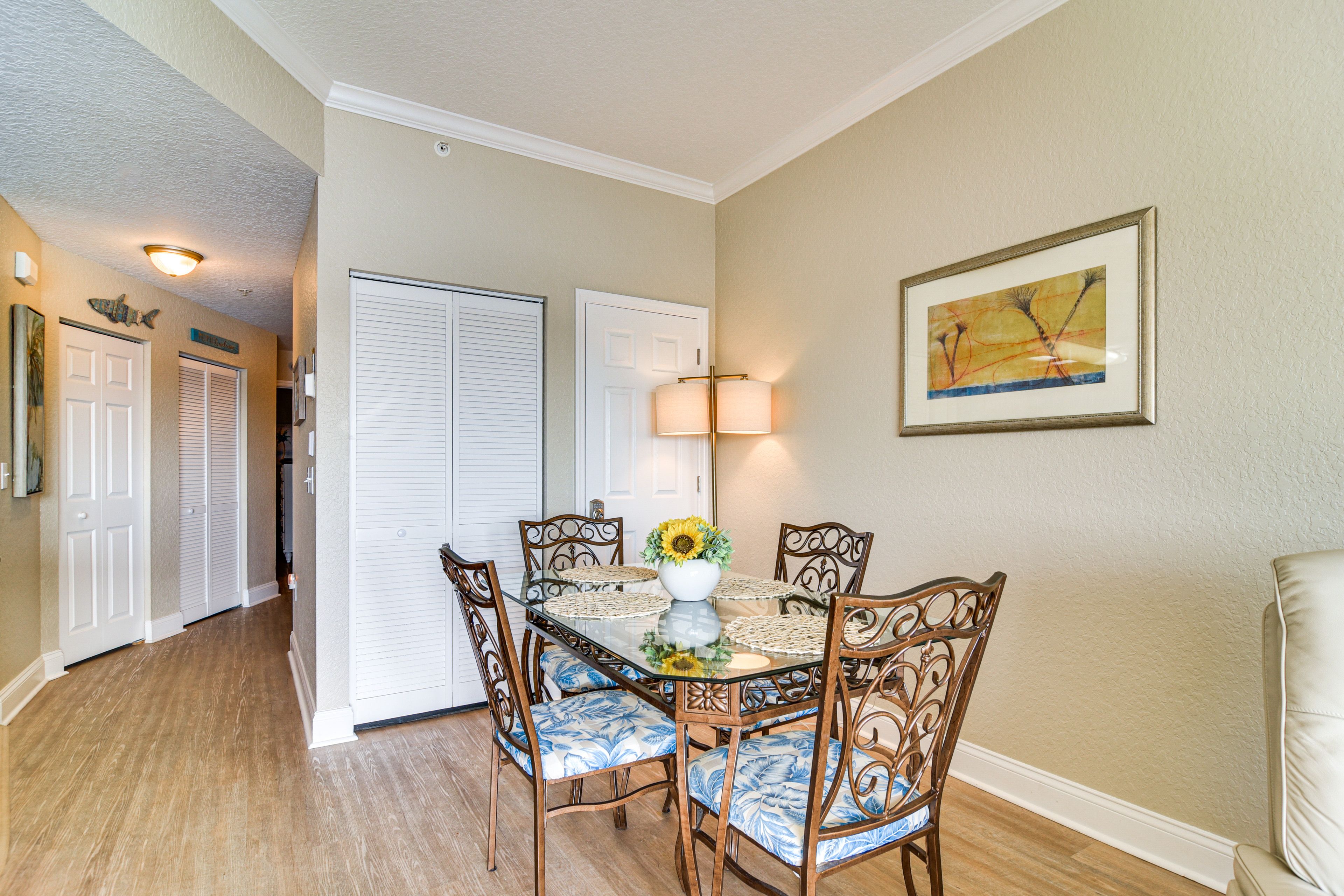 Dining Area | Dishware/Flatware Provided
