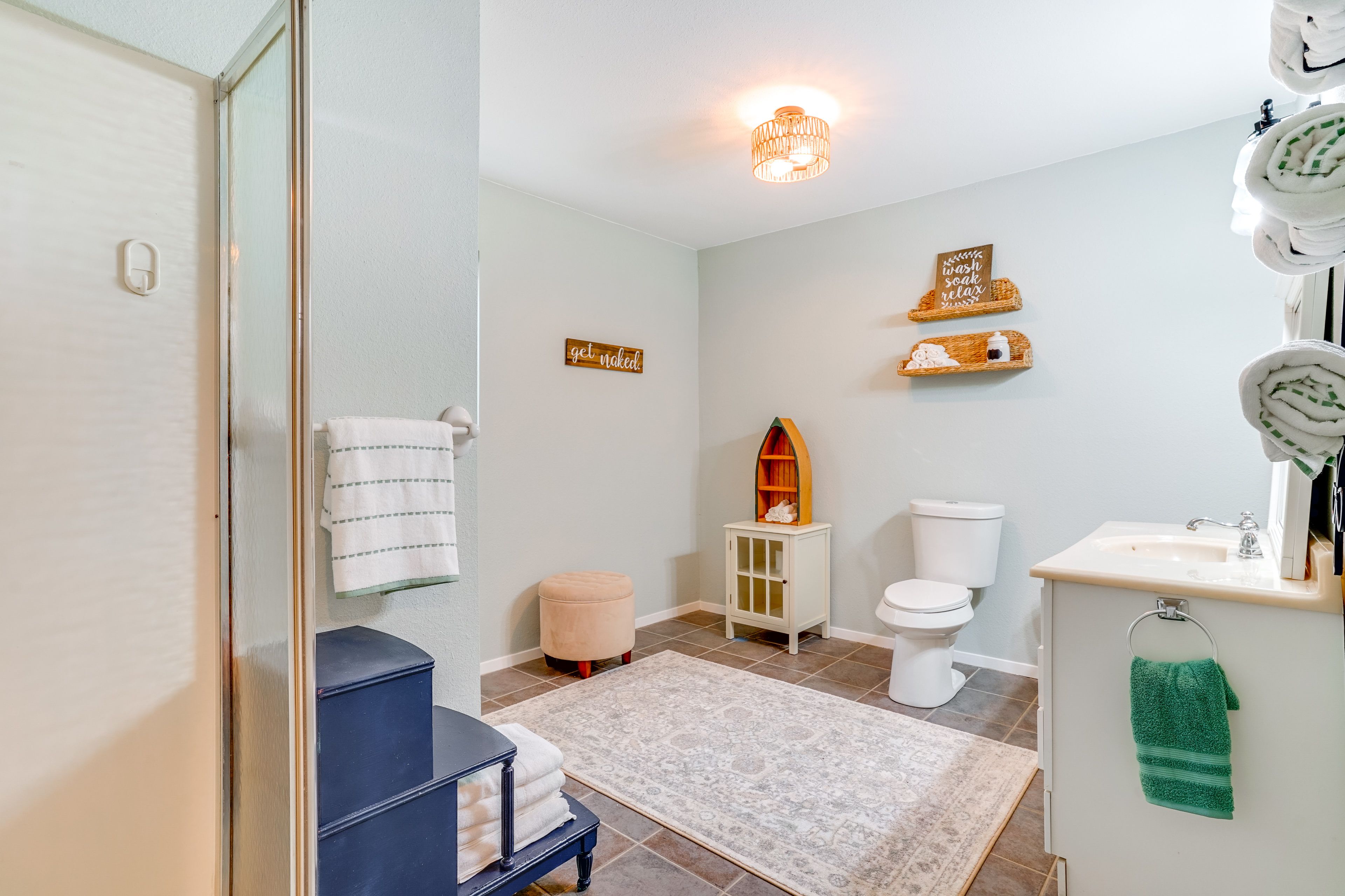 Full Bathroom | Towels & Complimentary Toiletries Provided