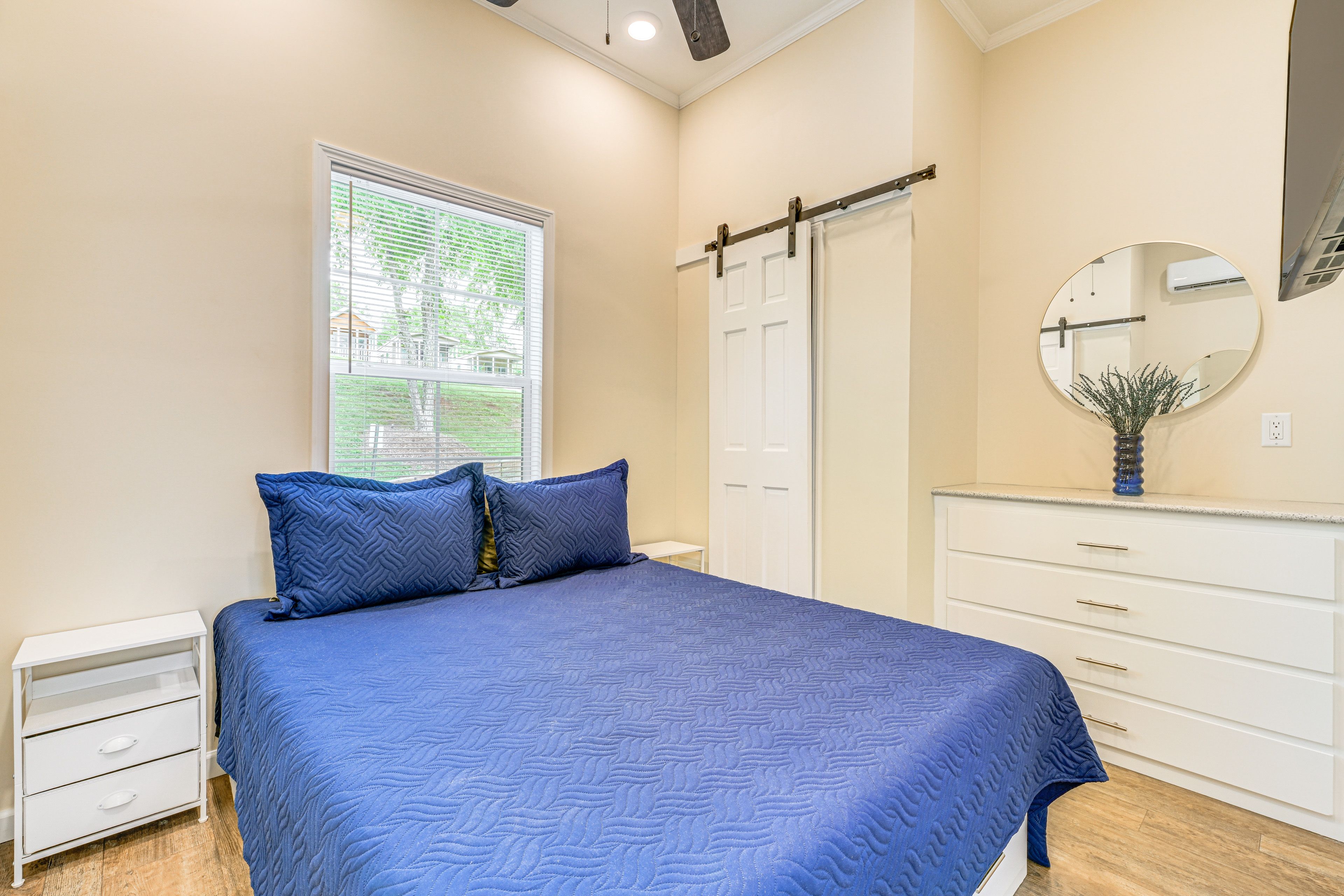 Bedroom | Queen Bed | Linens Provided | Smart TV