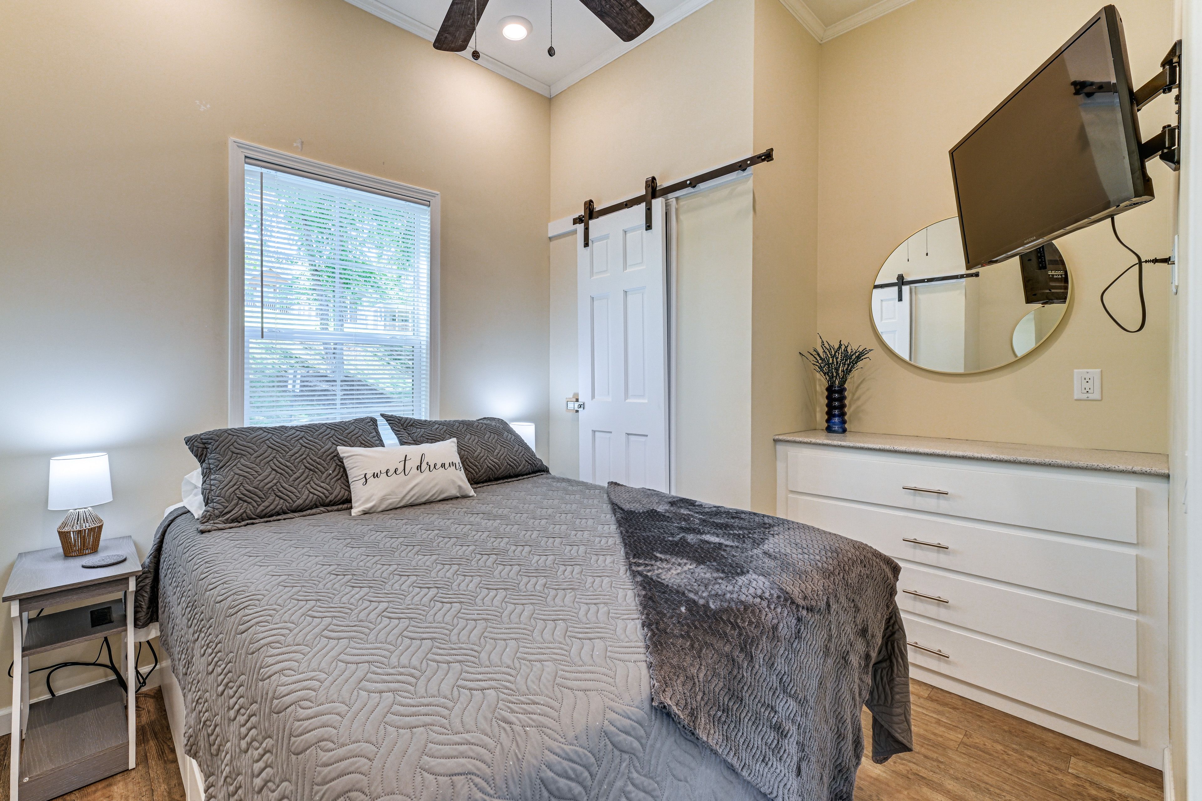Bedroom | Queen Bed