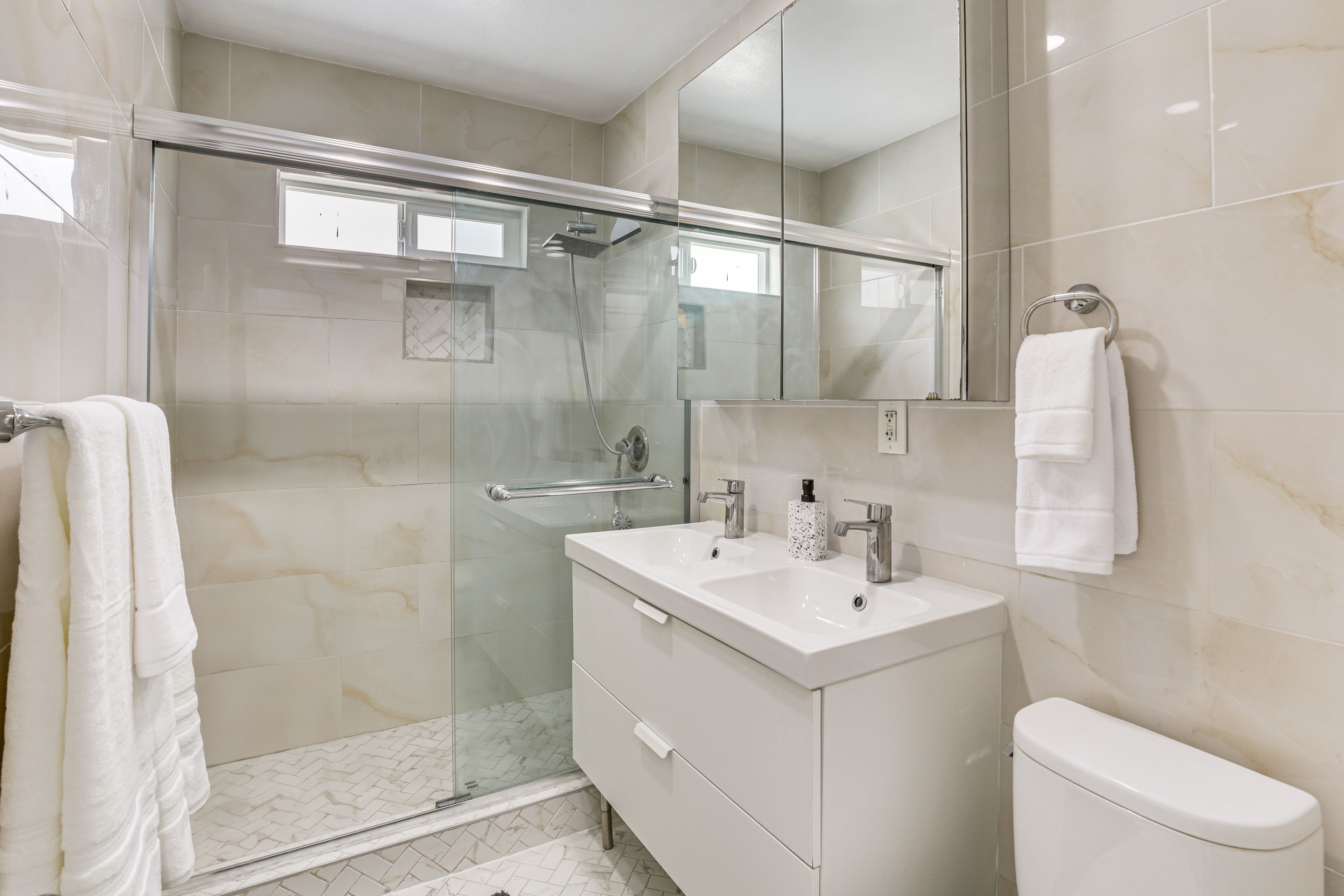Full Bathroom | Towels Provided