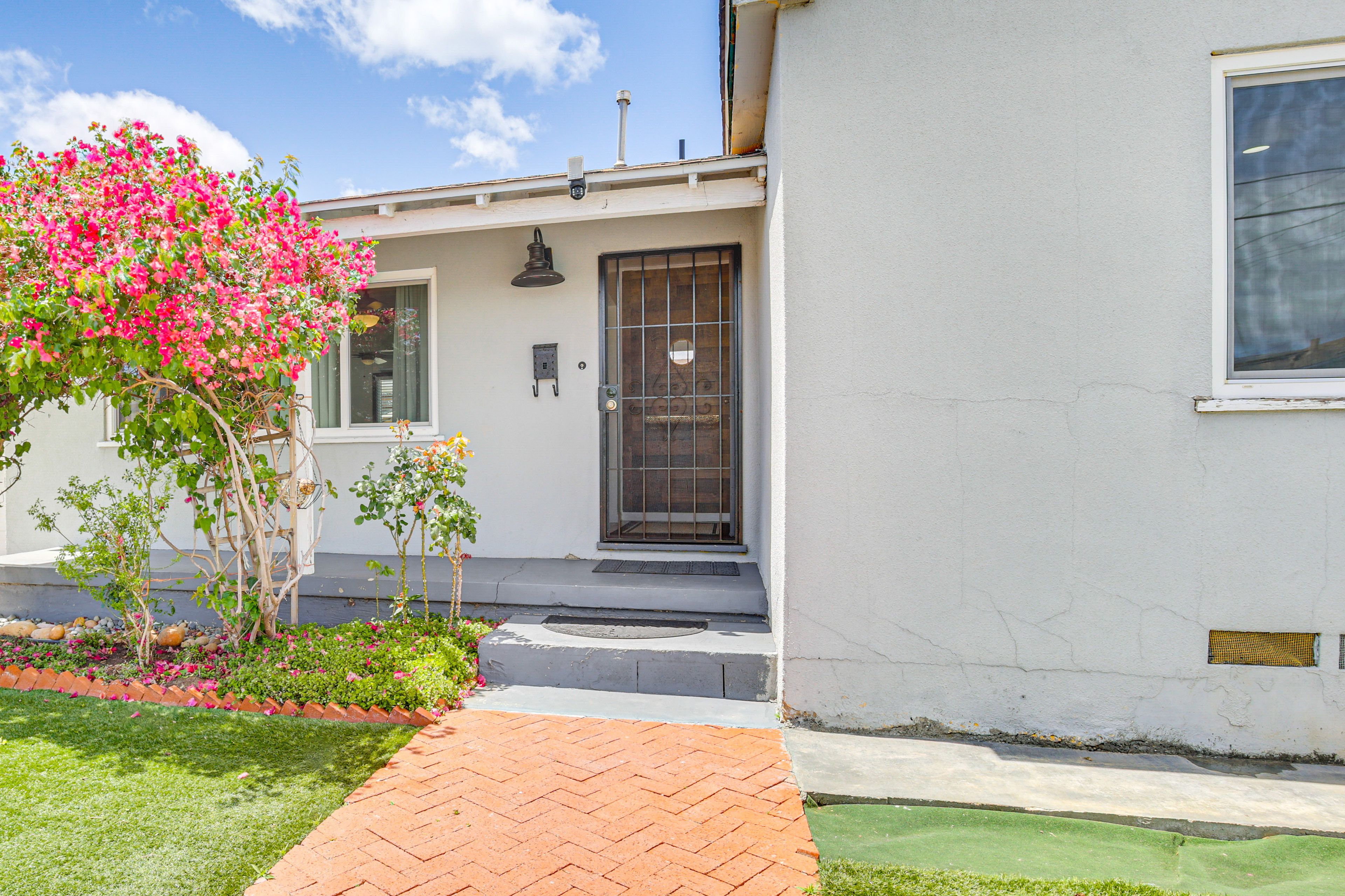 Home Exterior | Parking | Driveway (1 Vehicle)