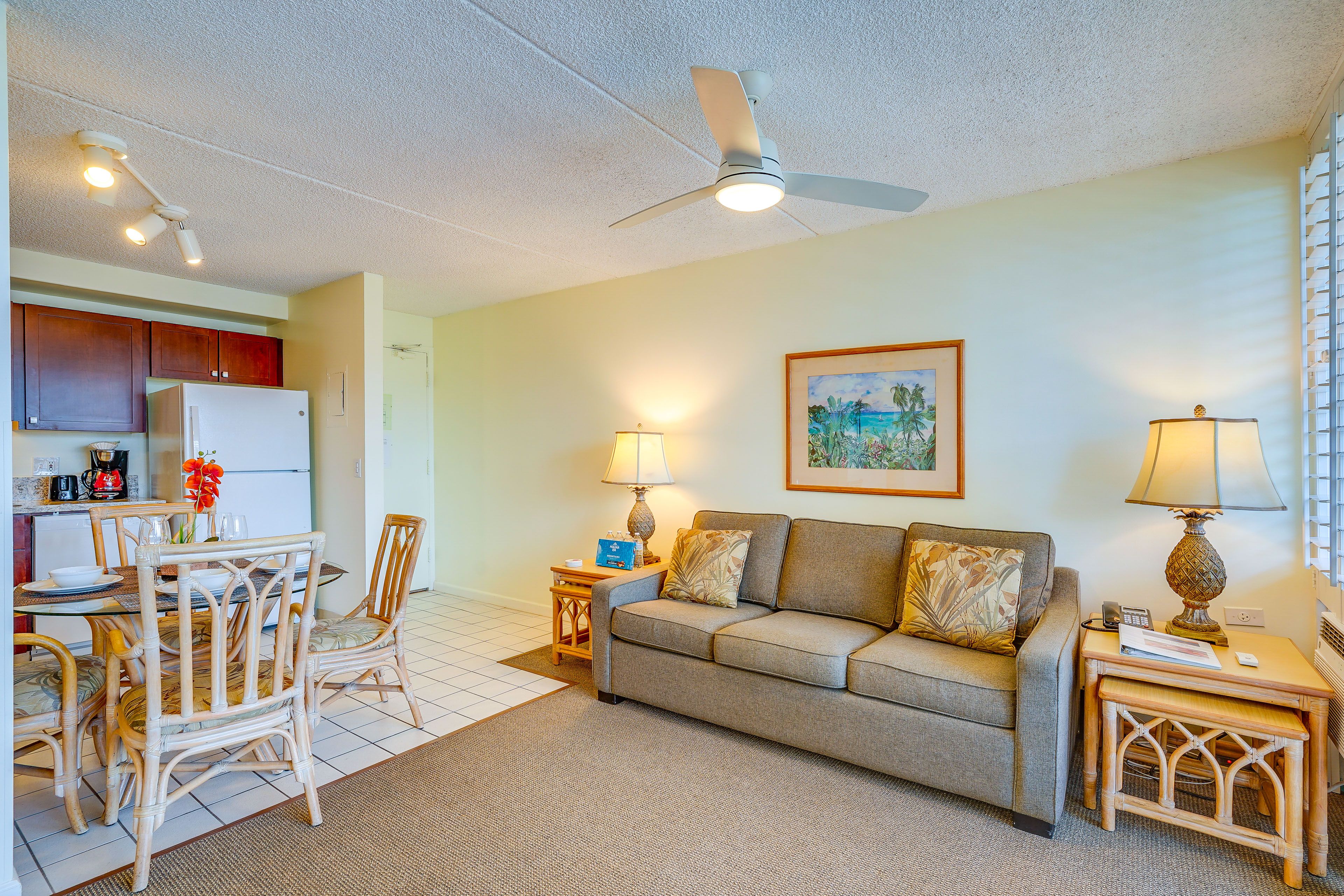 Living Room | Full Kitchen | Wall Heating & A/C Unit | Free WiFi