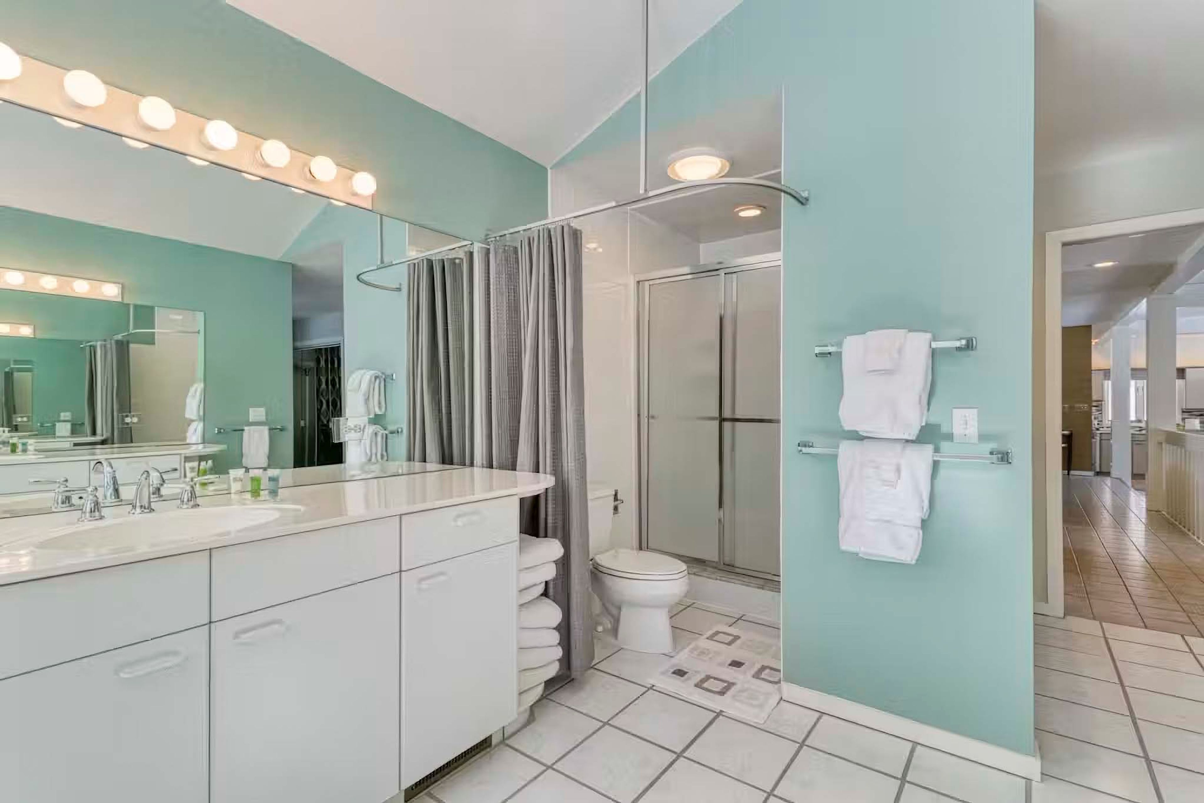 En-Suite Bathroom | Jacuzzi Tub | 2nd Floor