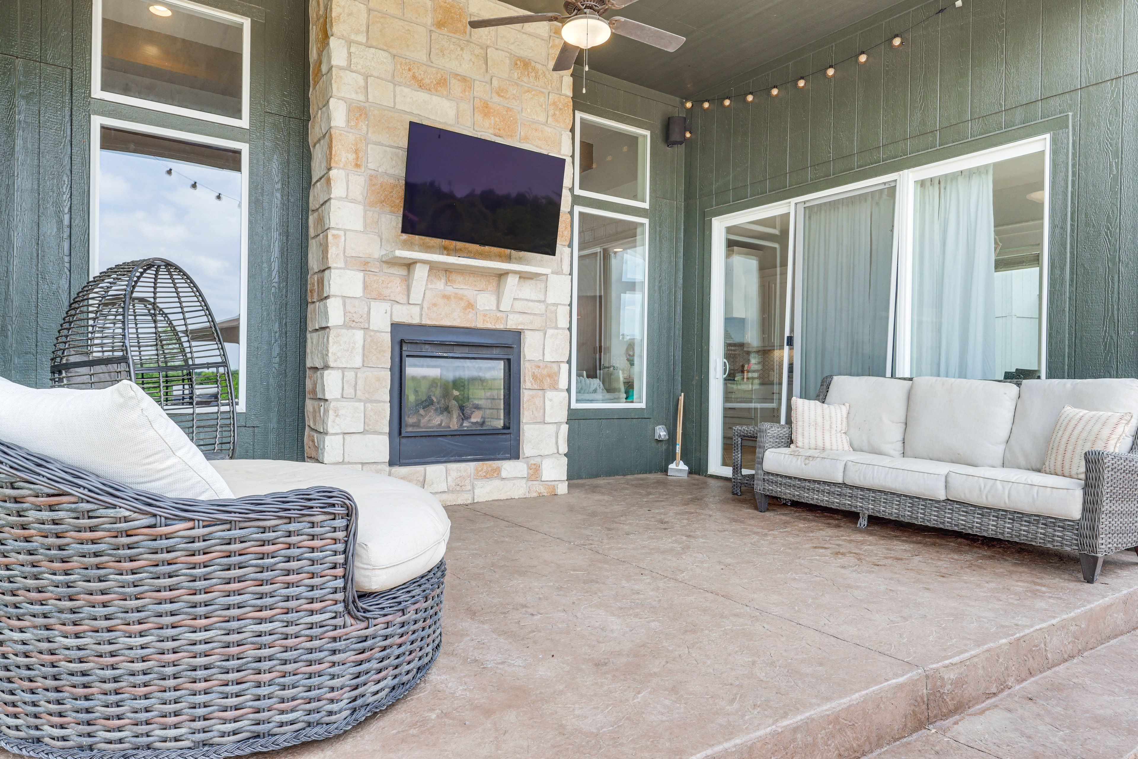 Private Patio | Hot Tub | Smart TV | Fireplace