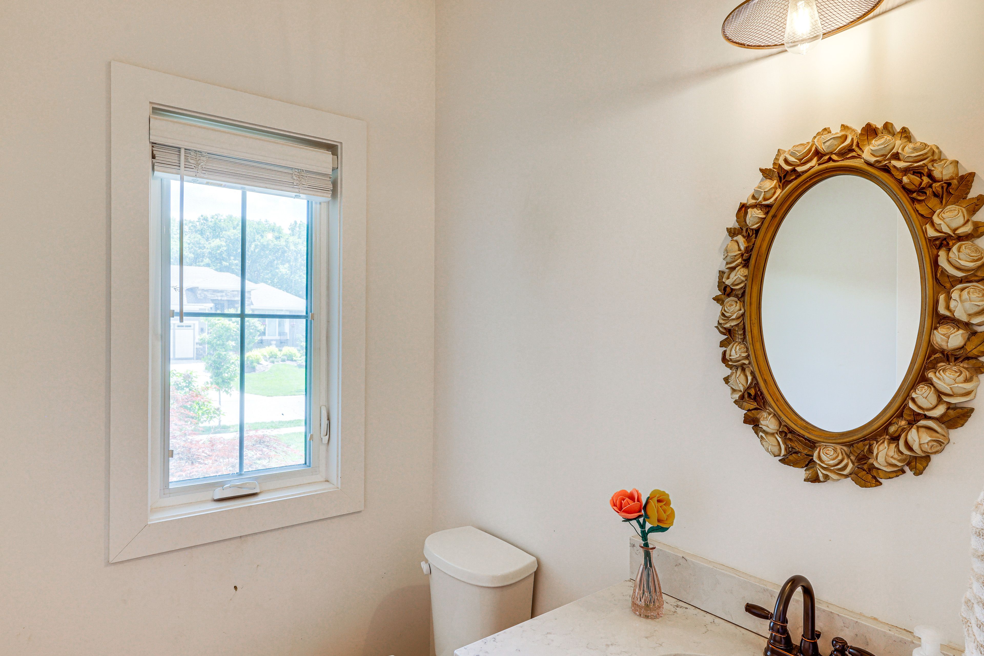 Half Bathroom | 1st Floor | Towels Provided