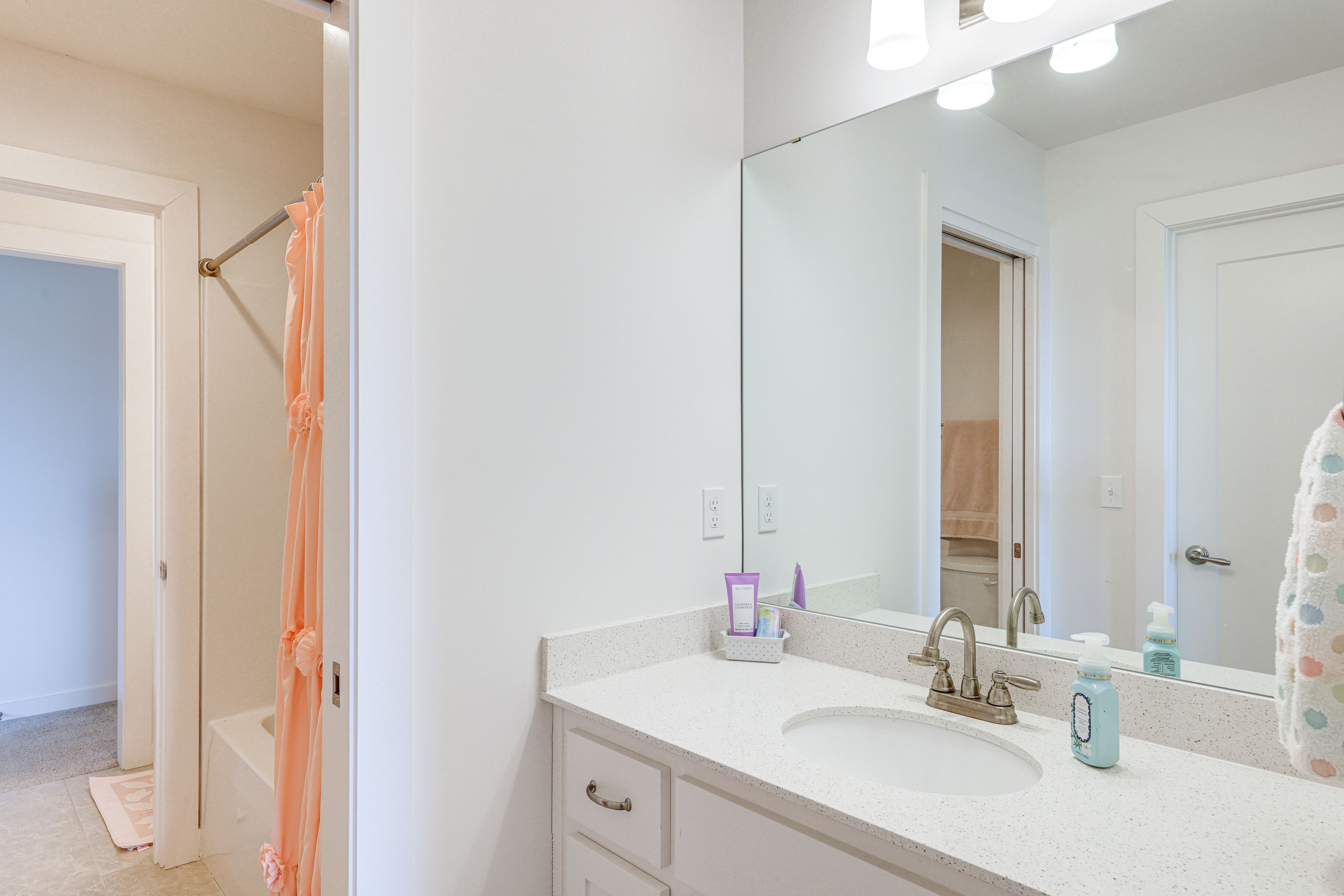 Full Bathroom | 2nd Floor