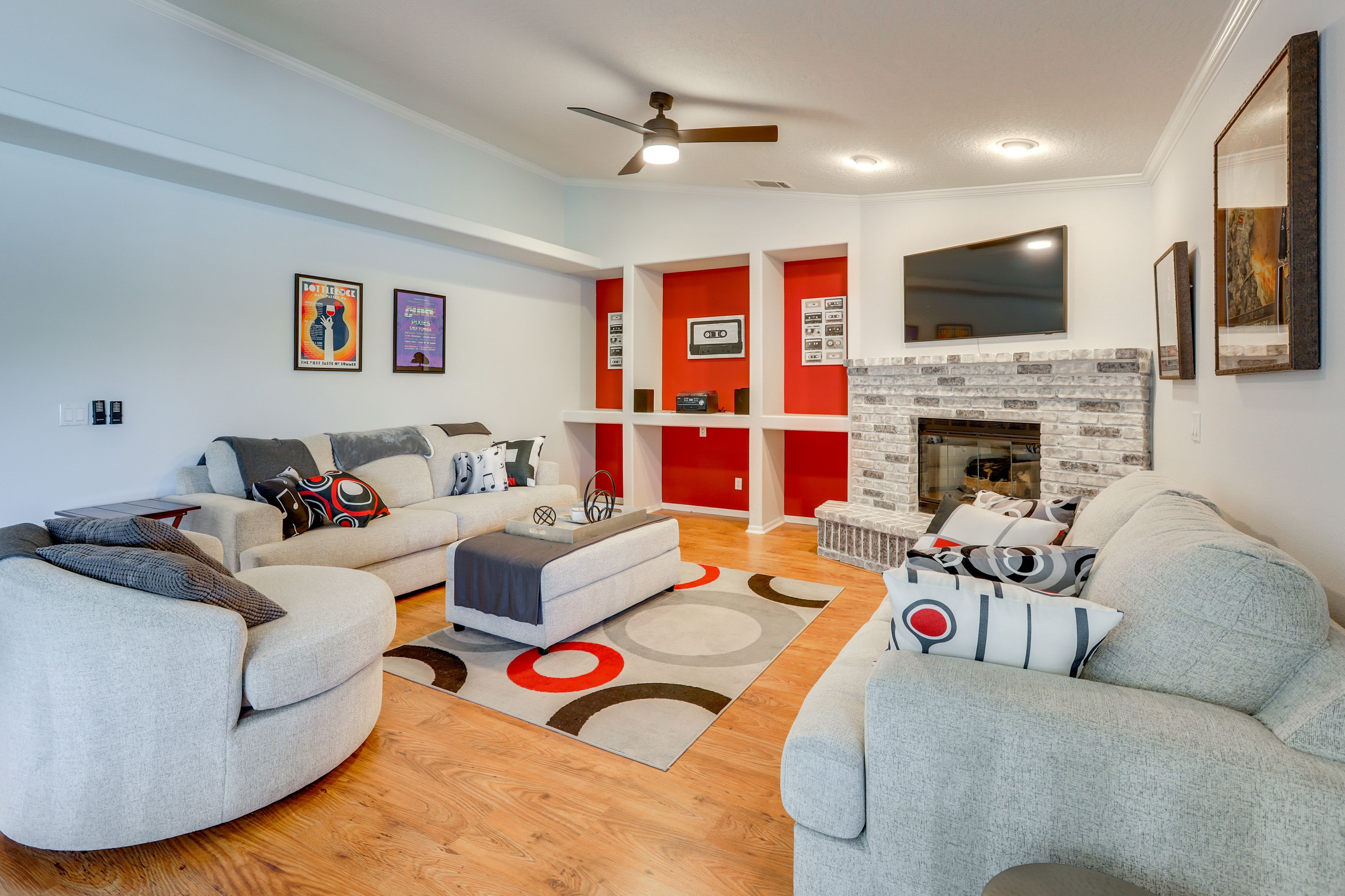 Living Room | Smart TV | Gas Fireplace