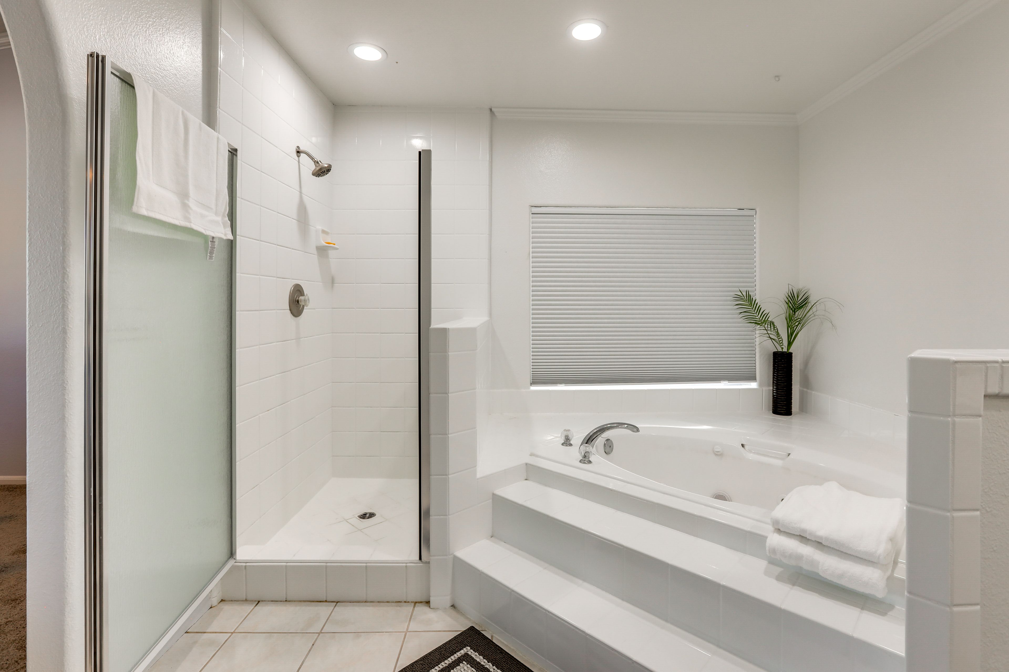 En-Suite Bathroom | Jetted Tub | Towels Provided