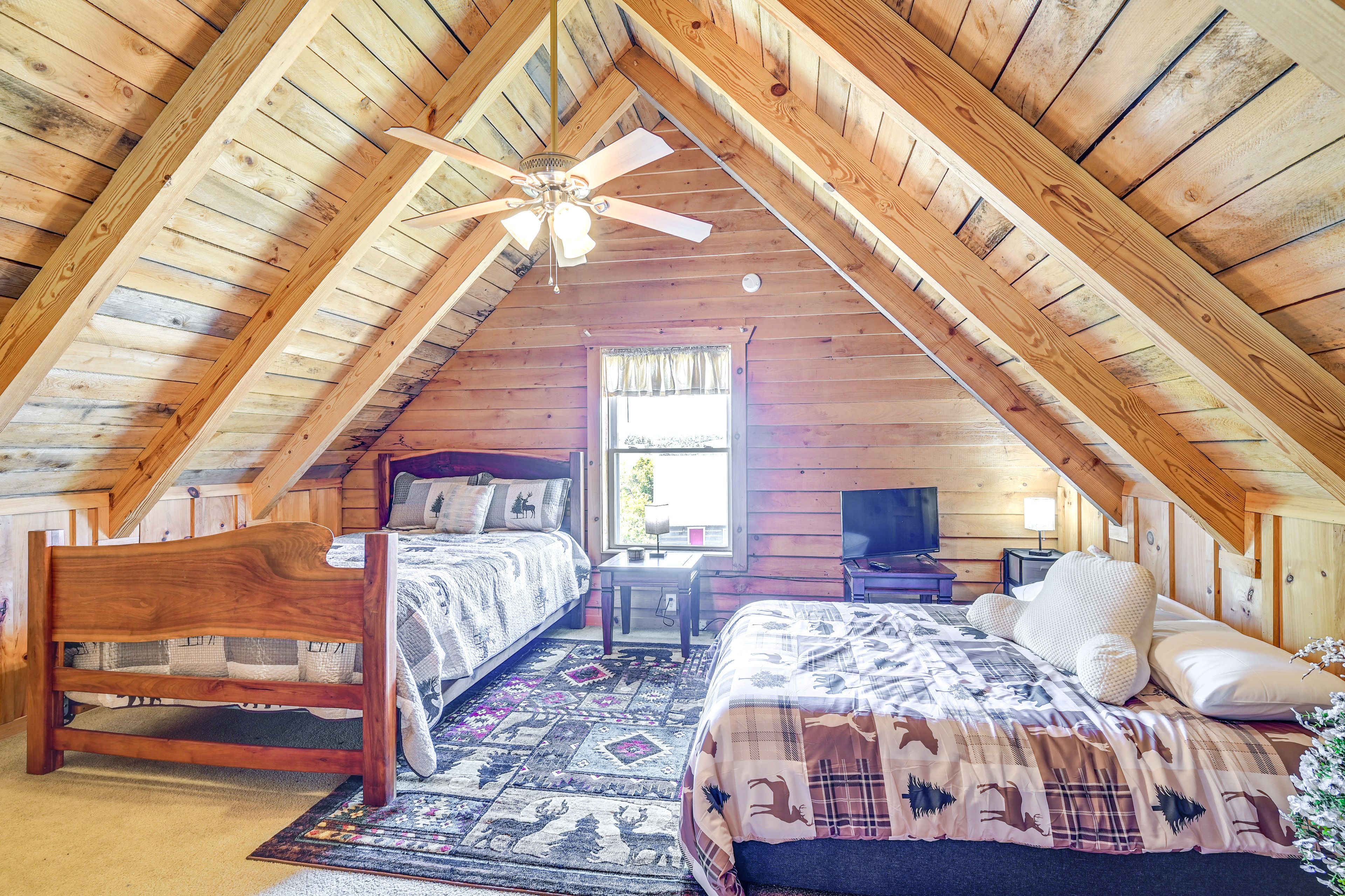 Loft | 2nd Floor | Queen Bed | Full Bed | Smart TV