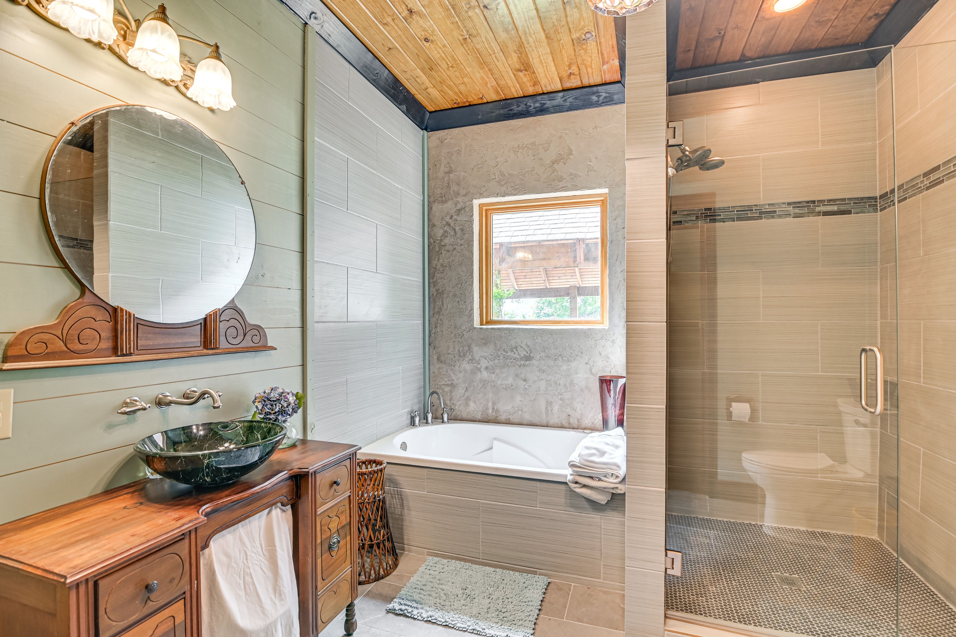 En-Suite Bathroom | Main Floor