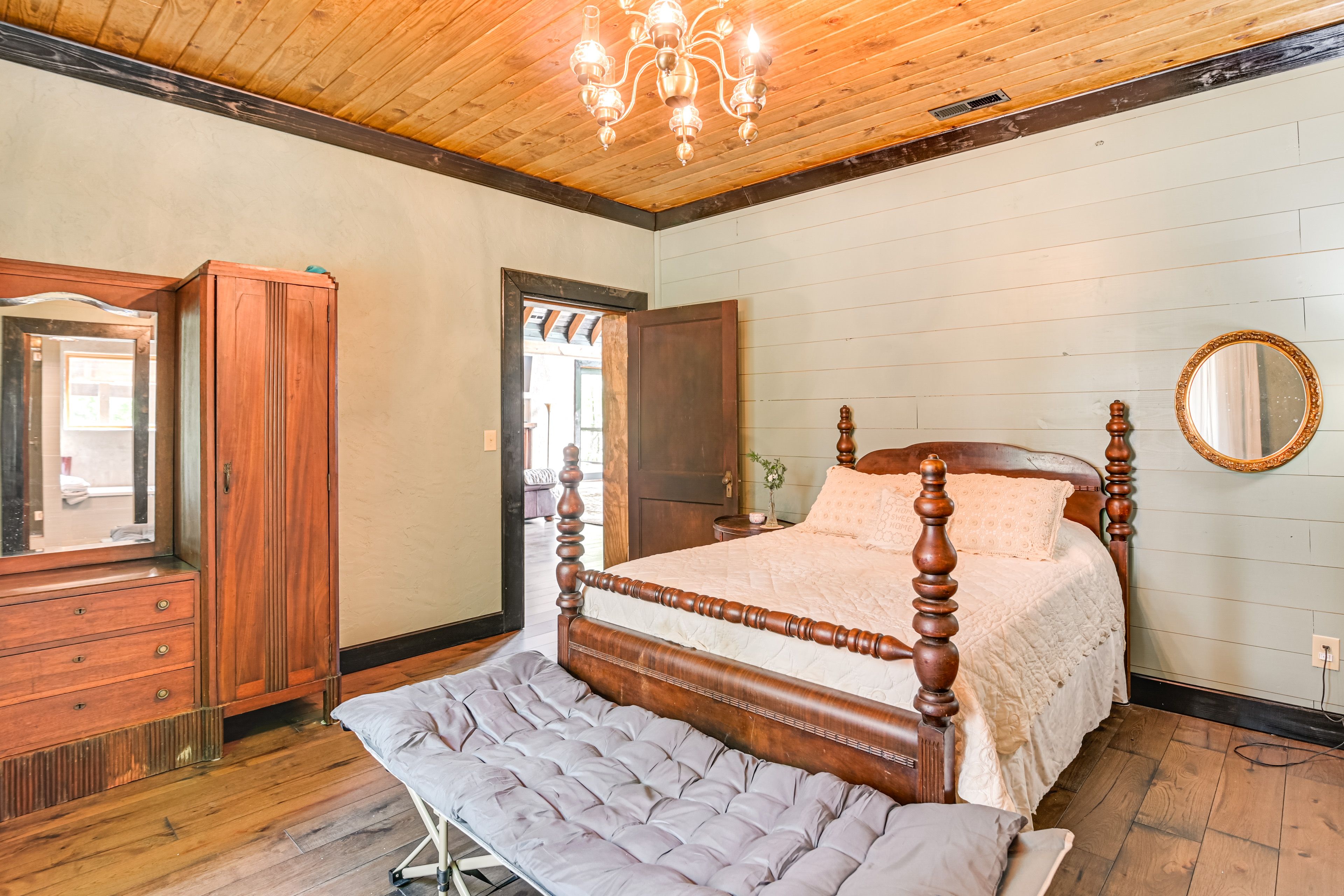Bedroom 2 | Queen Bed | Main Floor