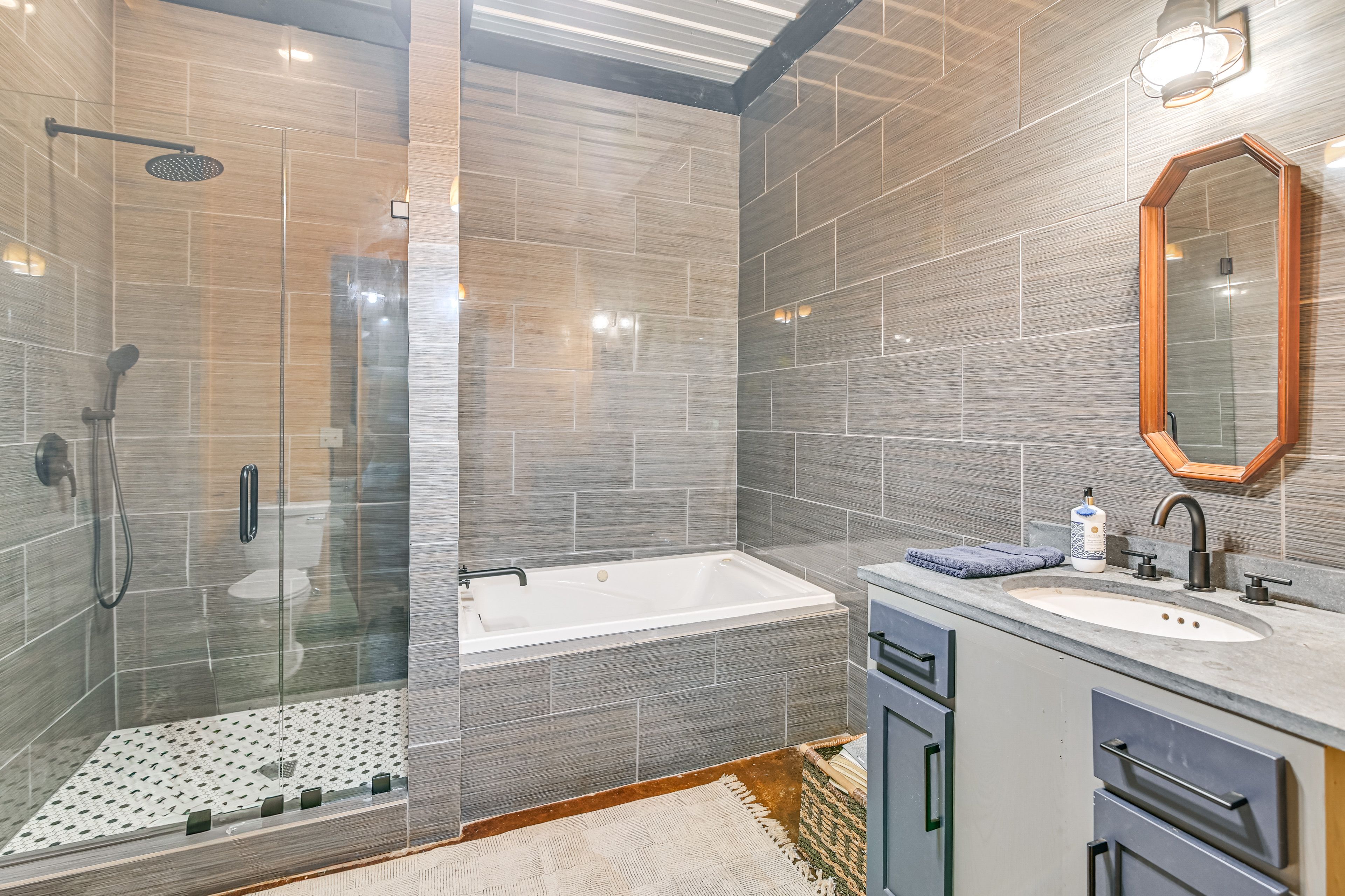 En-Suite Bathroom | Lower Floor