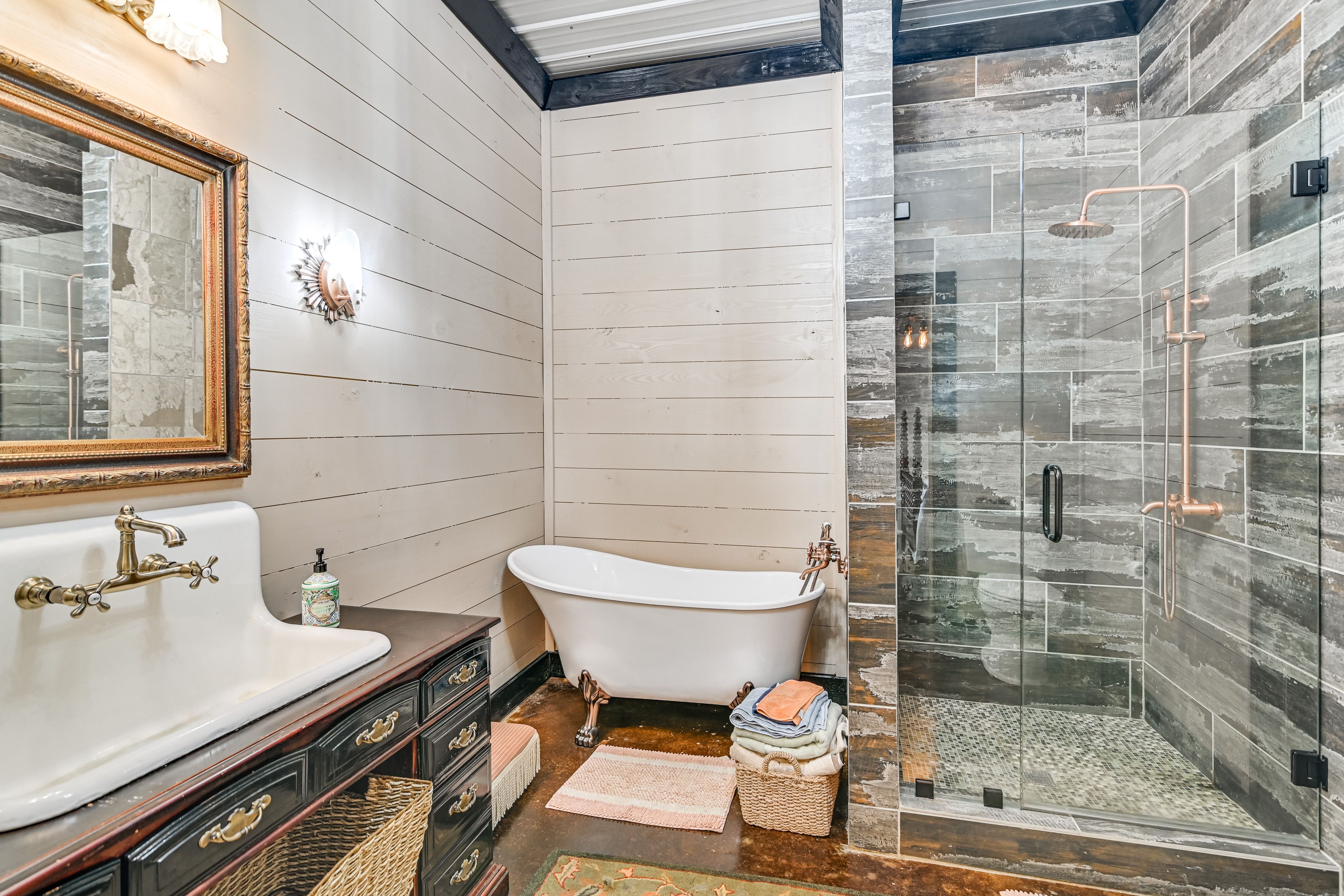 En-Suite Bathroom | Lower Floor