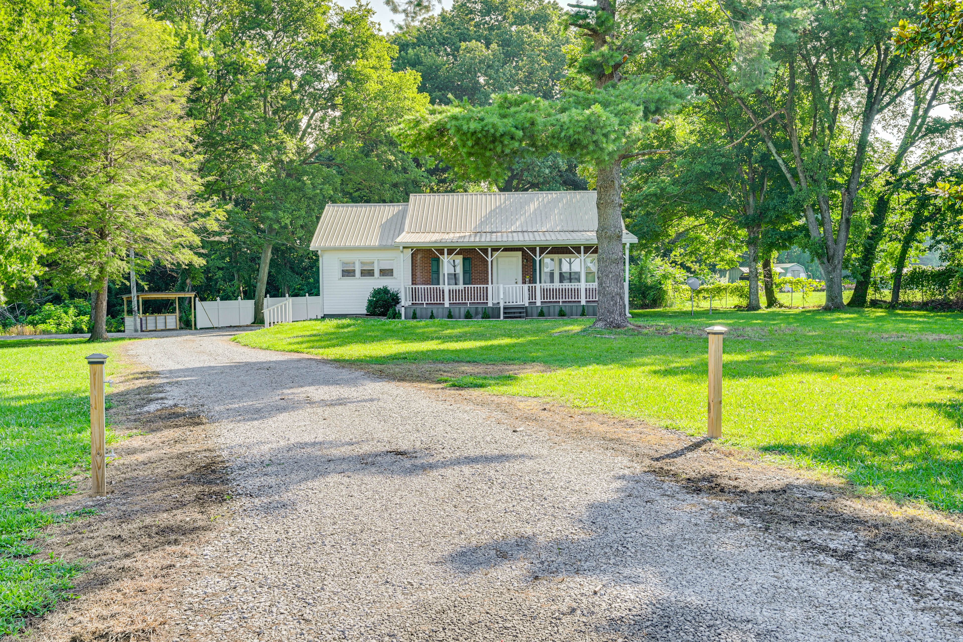 Parking | Gravel Driveway (4 Vehicles)