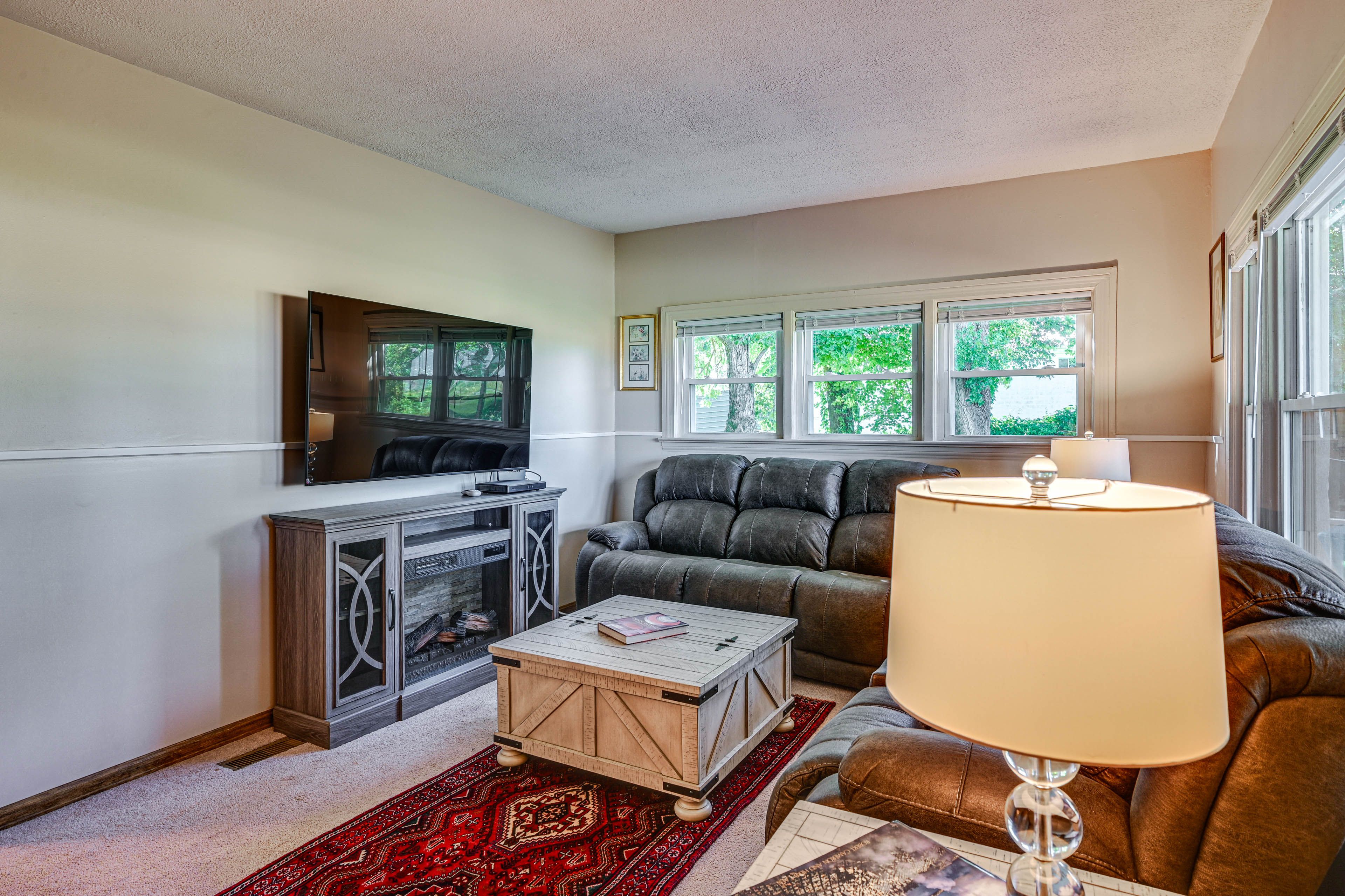 Living Room | Smart TV | Fireplace