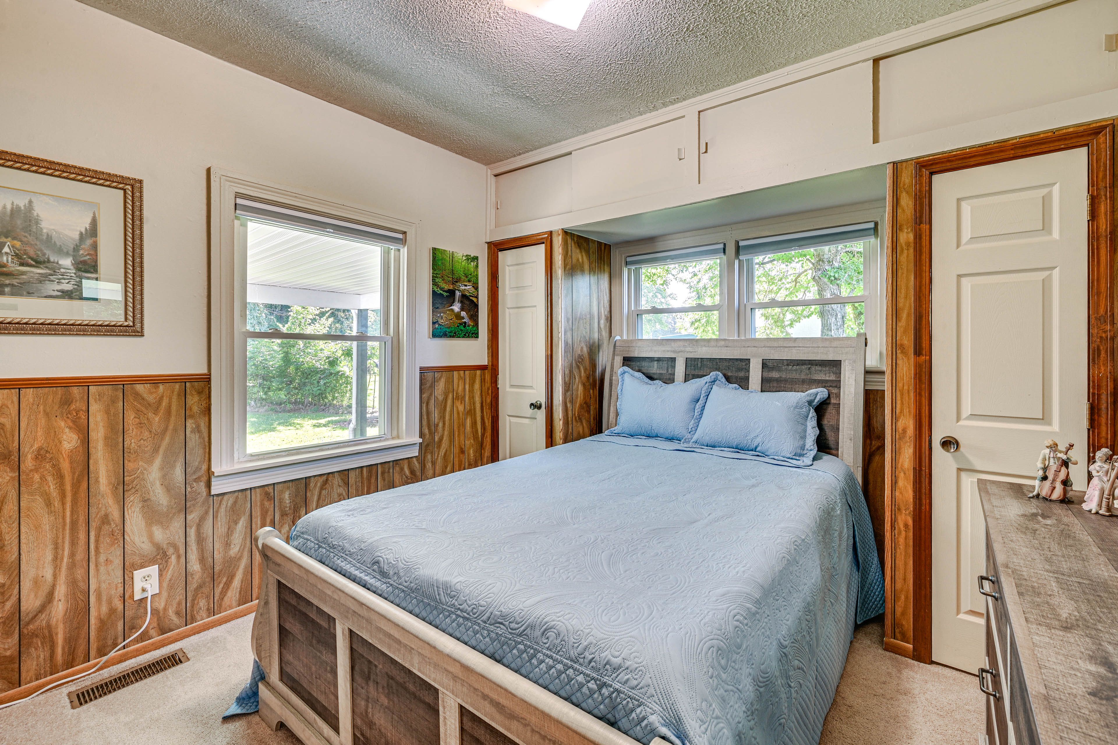 Bedroom 1 | Queen Bed | Smart TV