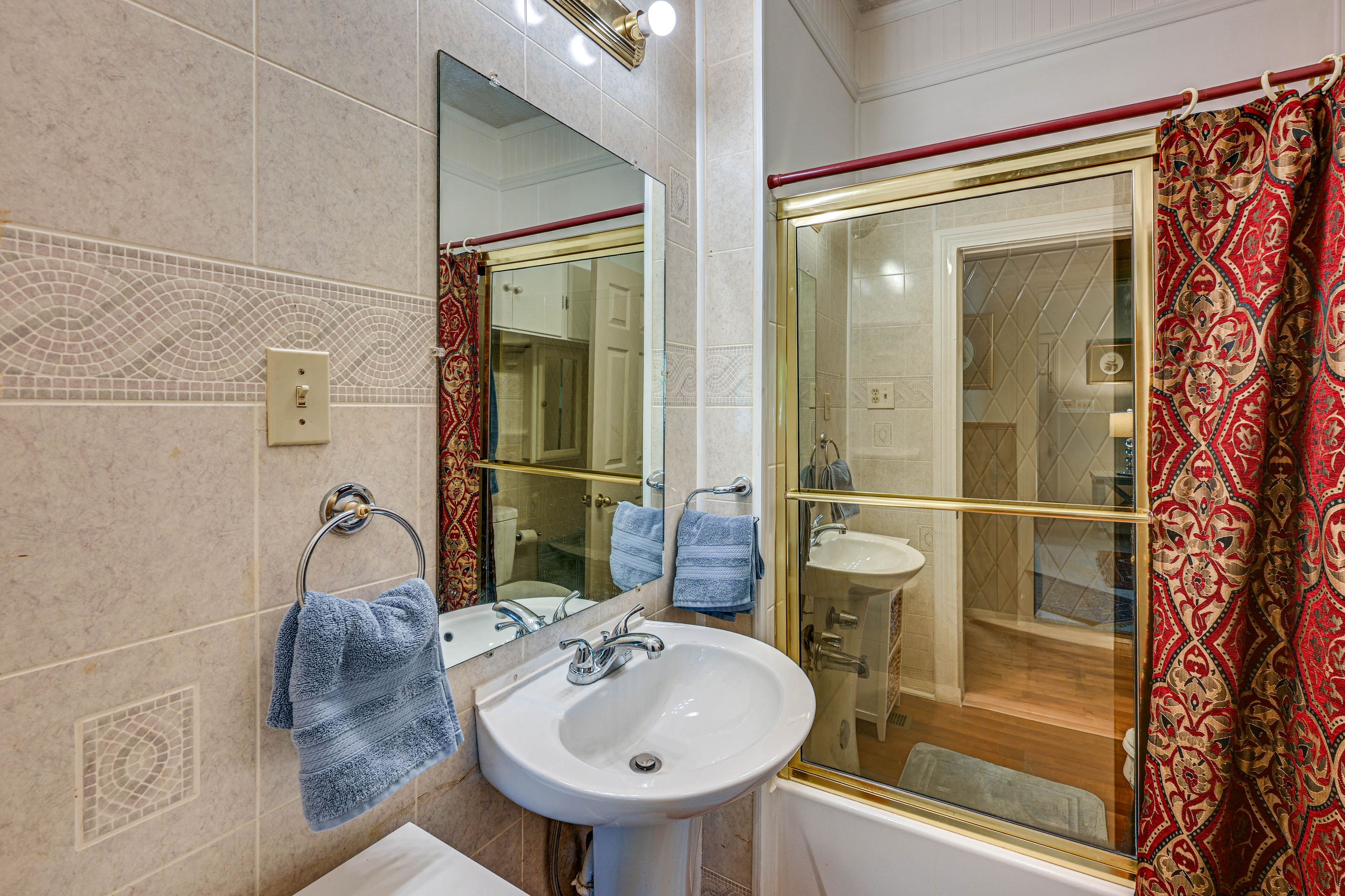 Full Bathroom | Towels Provided