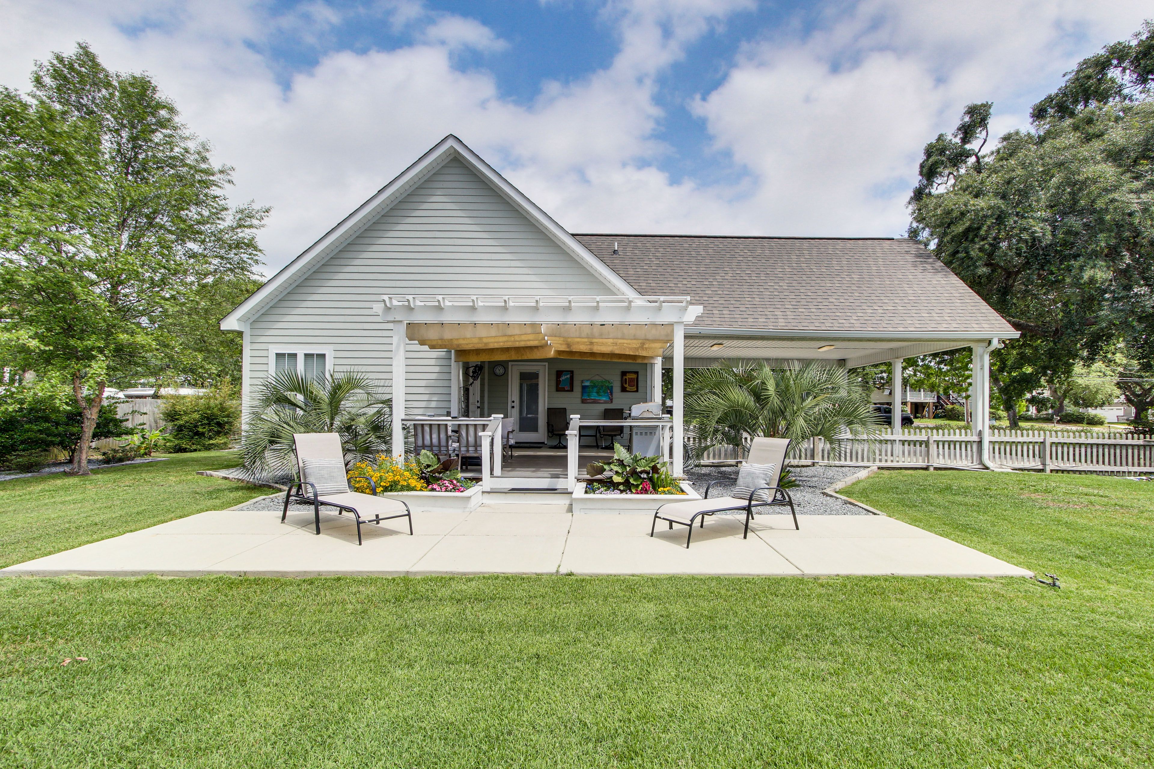 Long Beach Vacation Rental | 3BR | 2BA | 1 Step to Enter | 1,571 Sq Ft