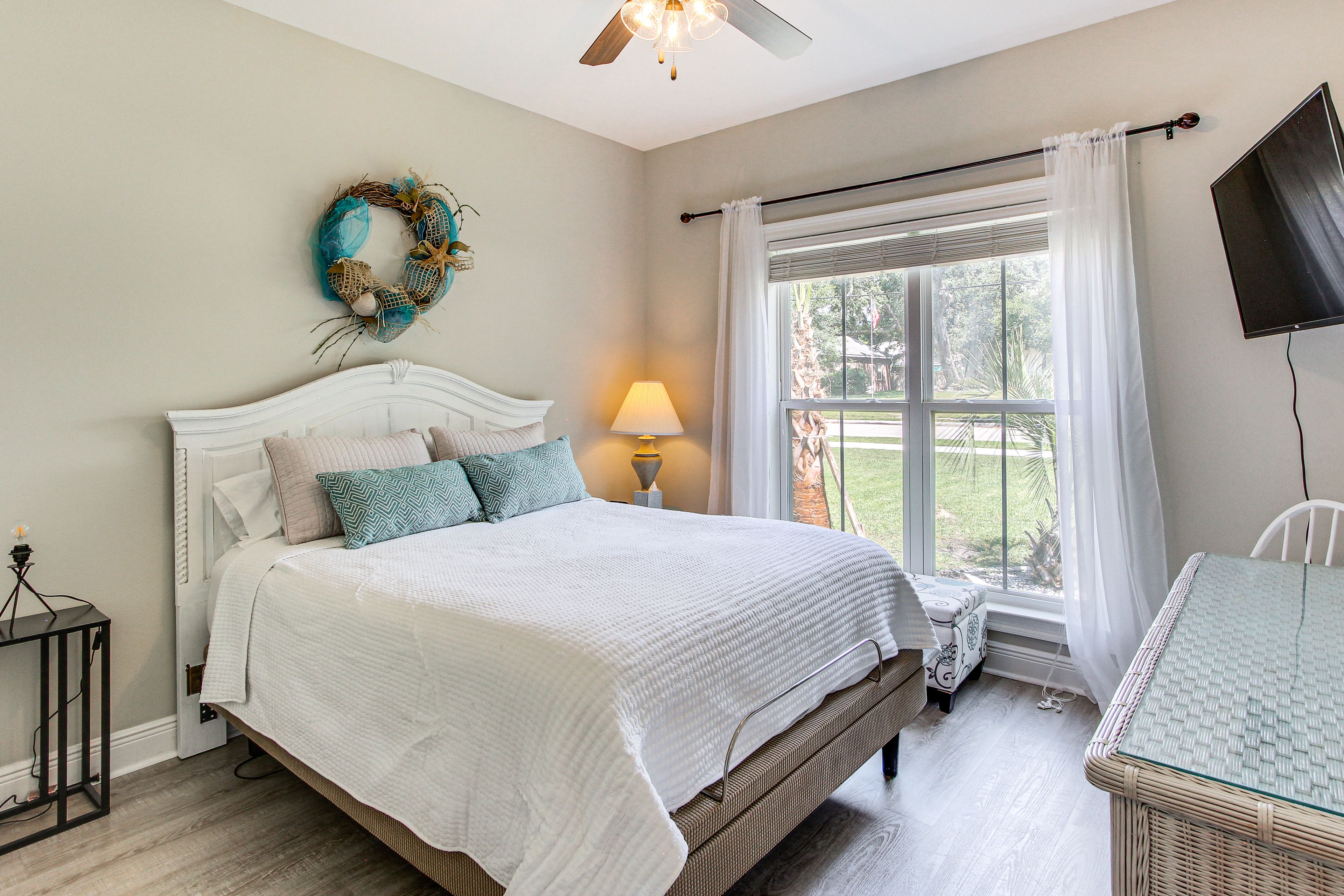 Bedroom 2 | Queen Bed | Adjustable Base | Smart TV