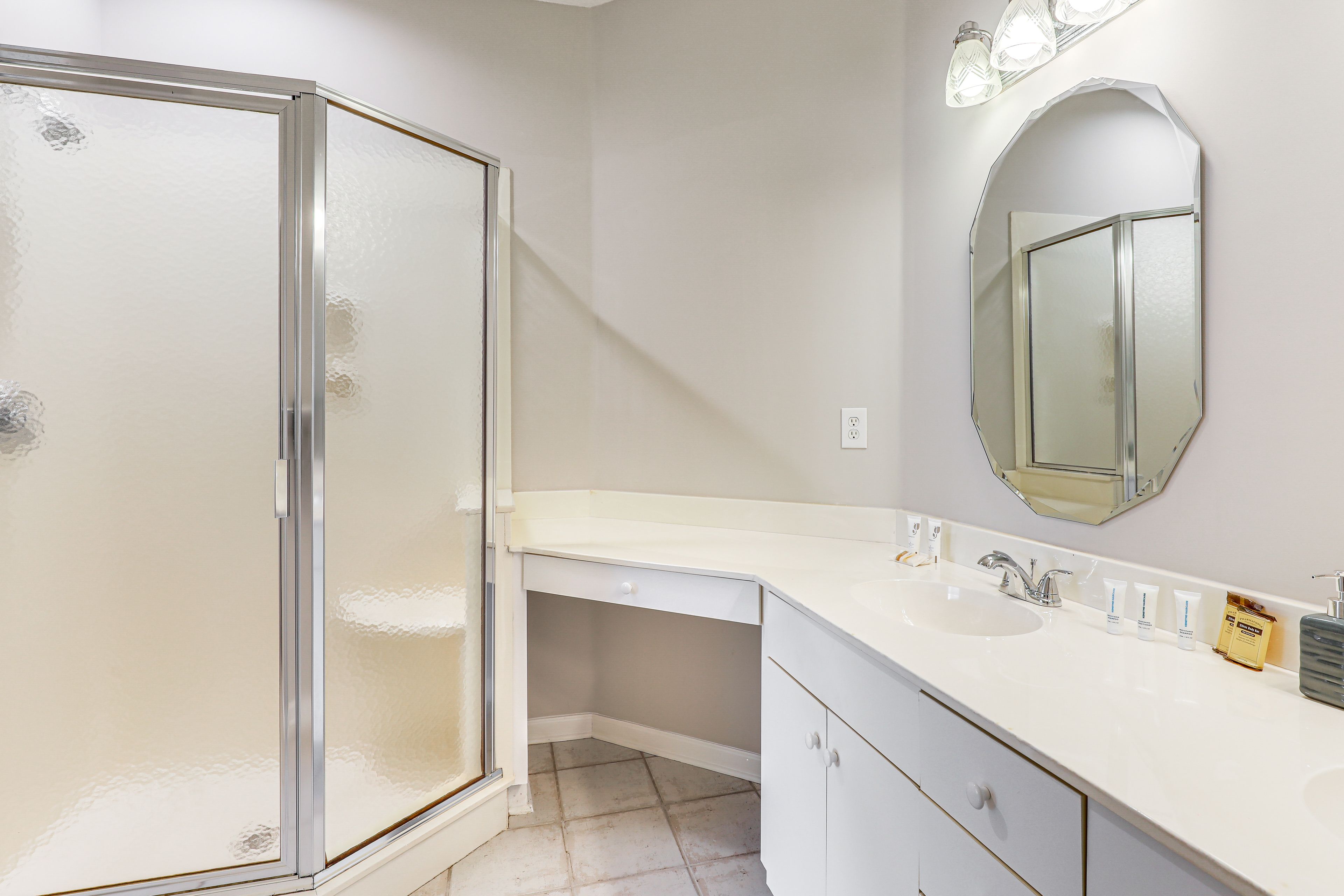 Full Bathroom | Towels Provided