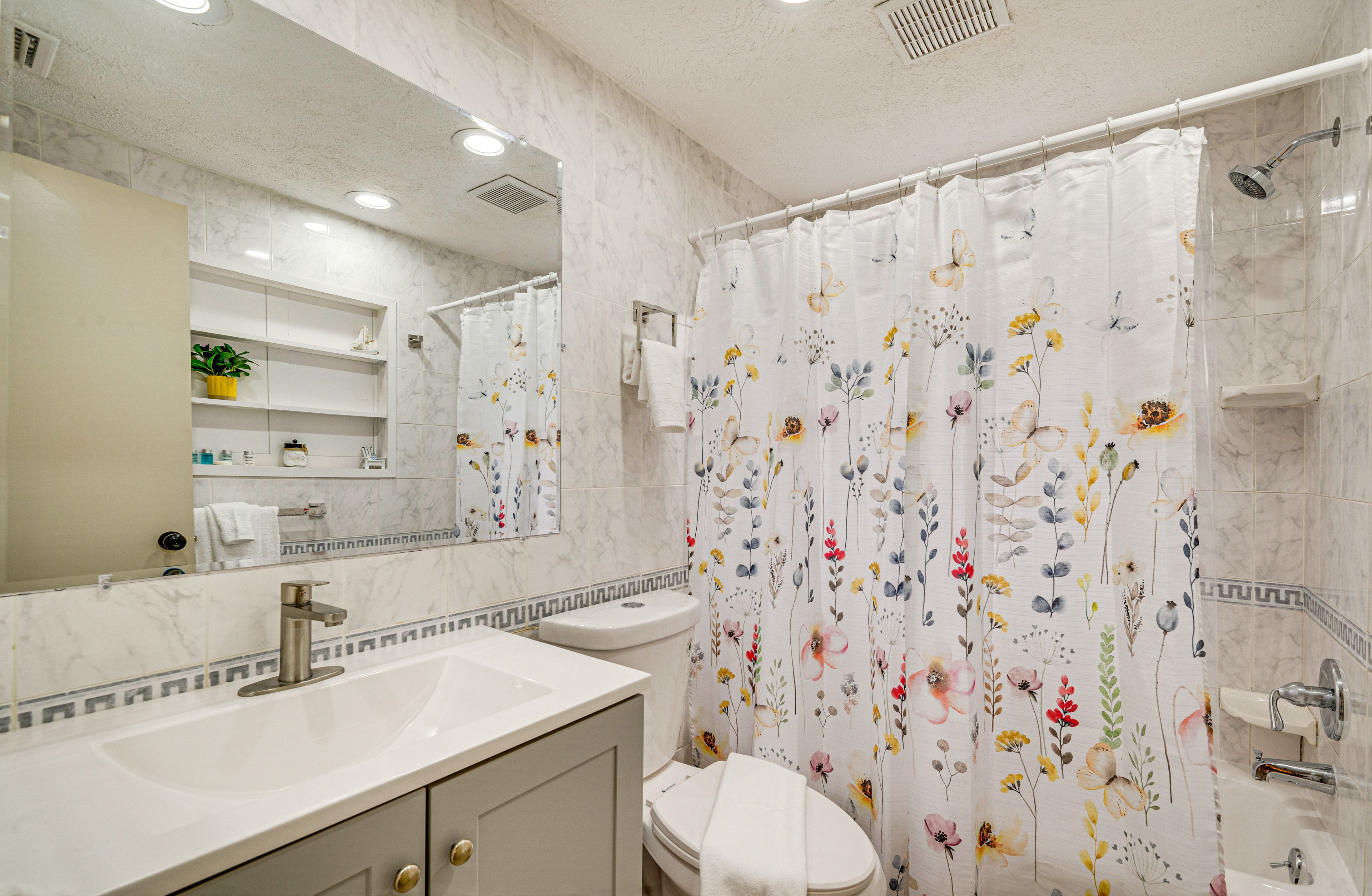 En-Suite Bathroom | Towels & Linens Provided