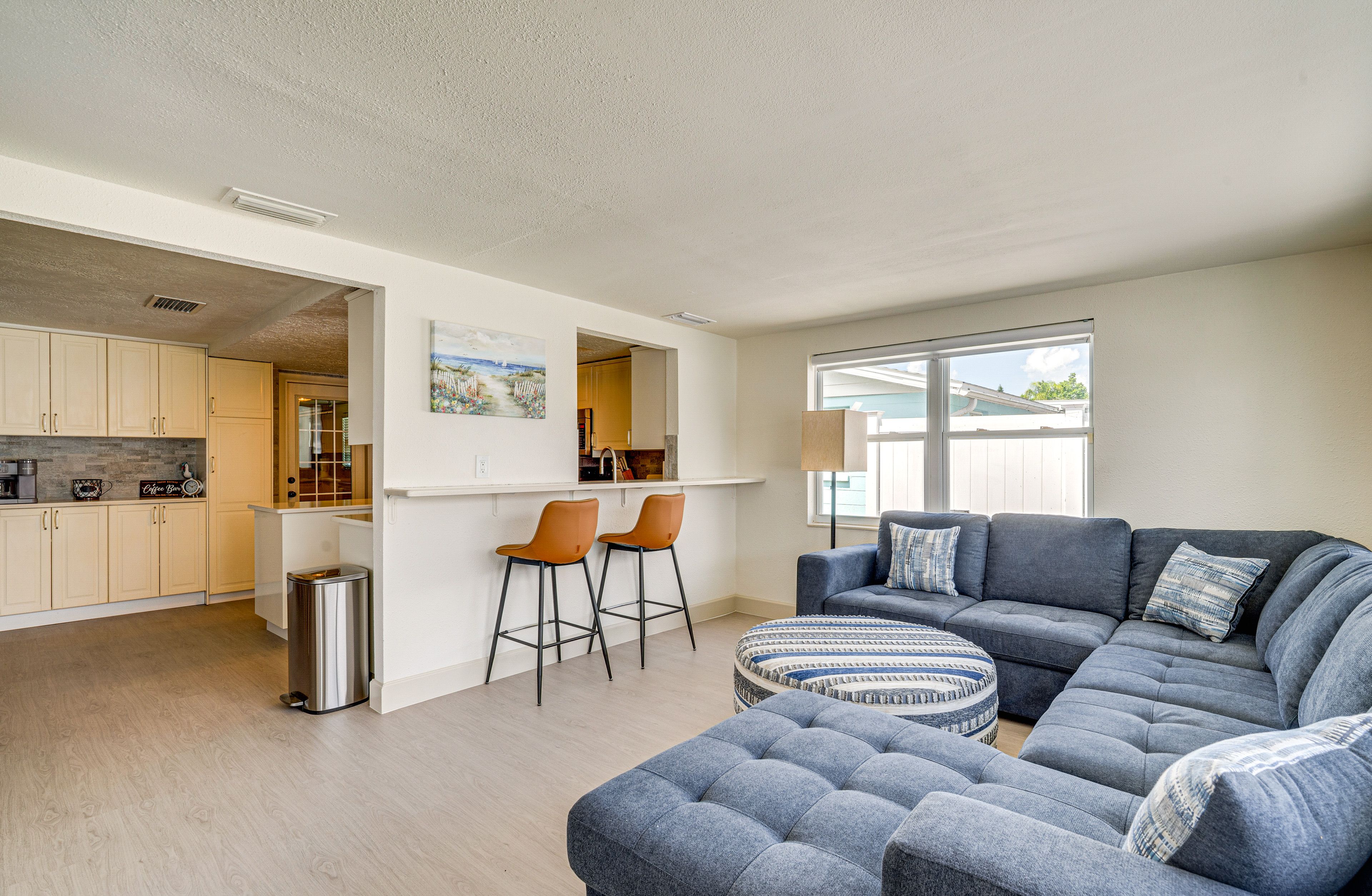 Family Room | Breakfast Bar