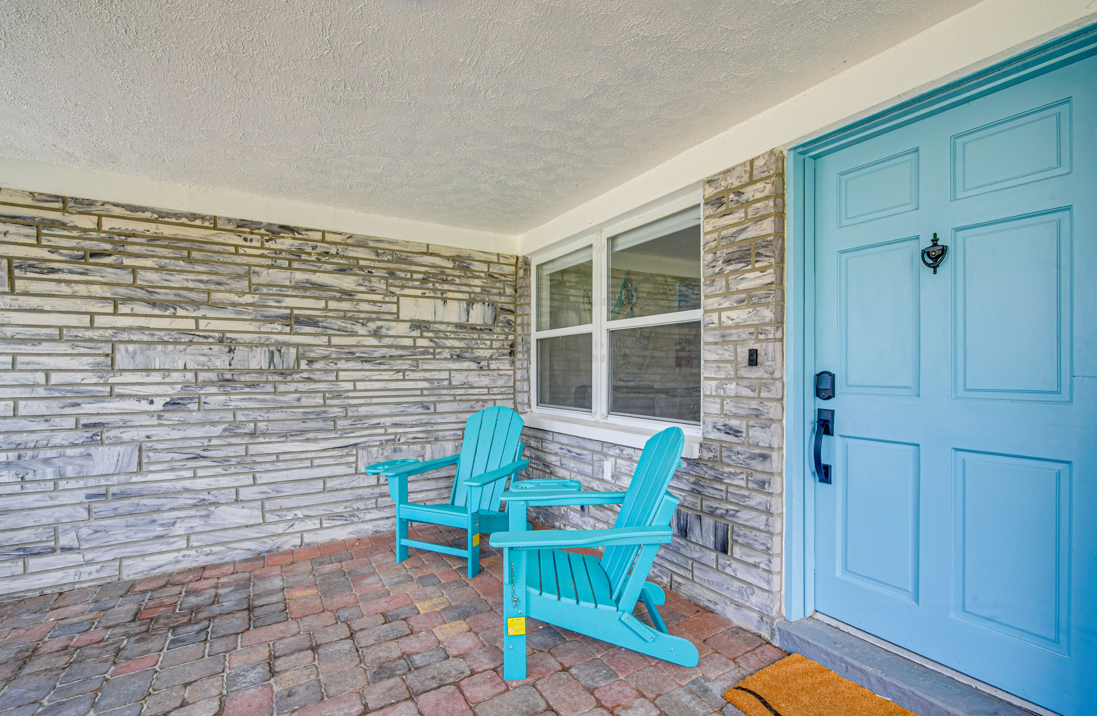 Screened-In Entrance