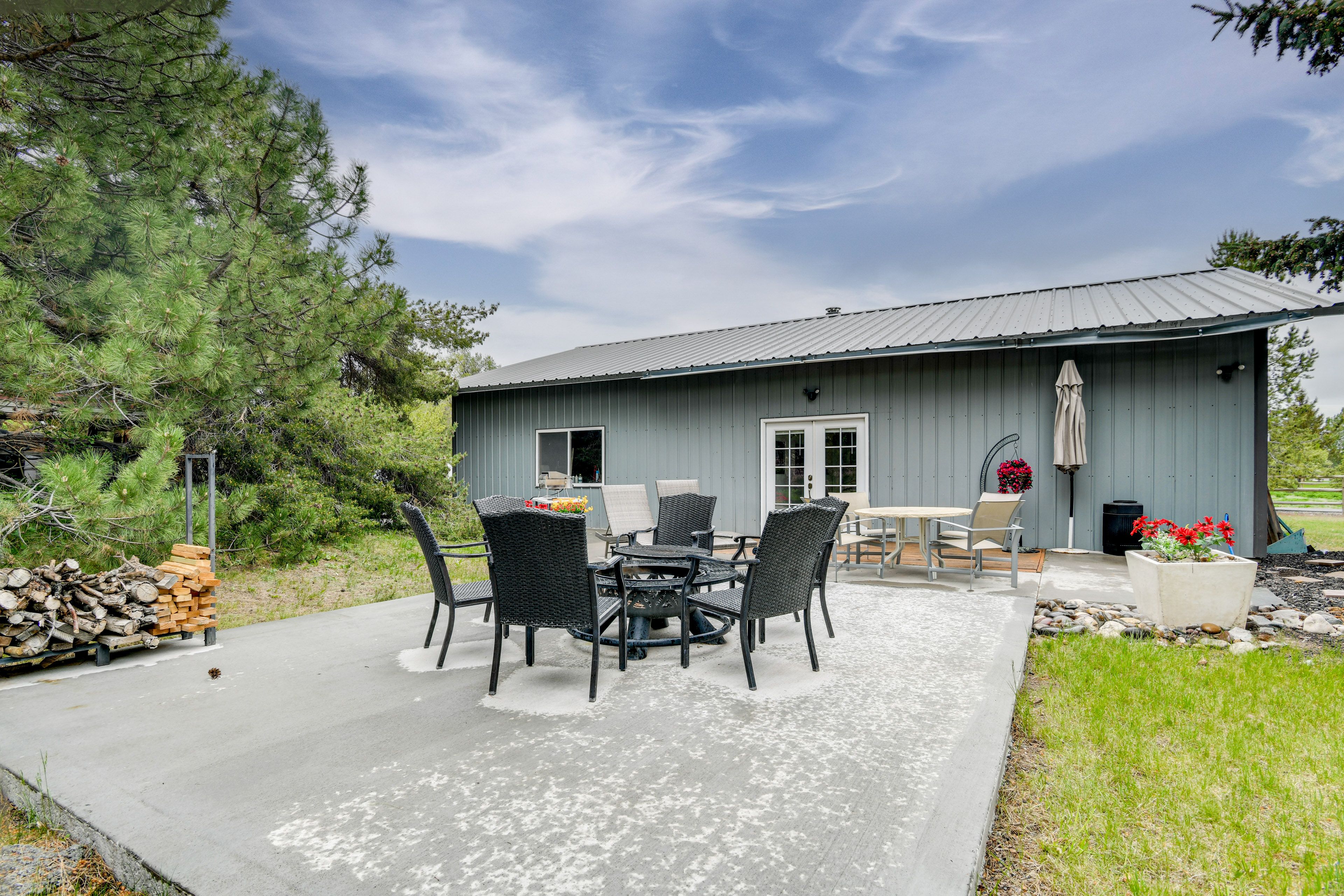 Home Exterior | Parking | Driveway (2-3 Vehicles)