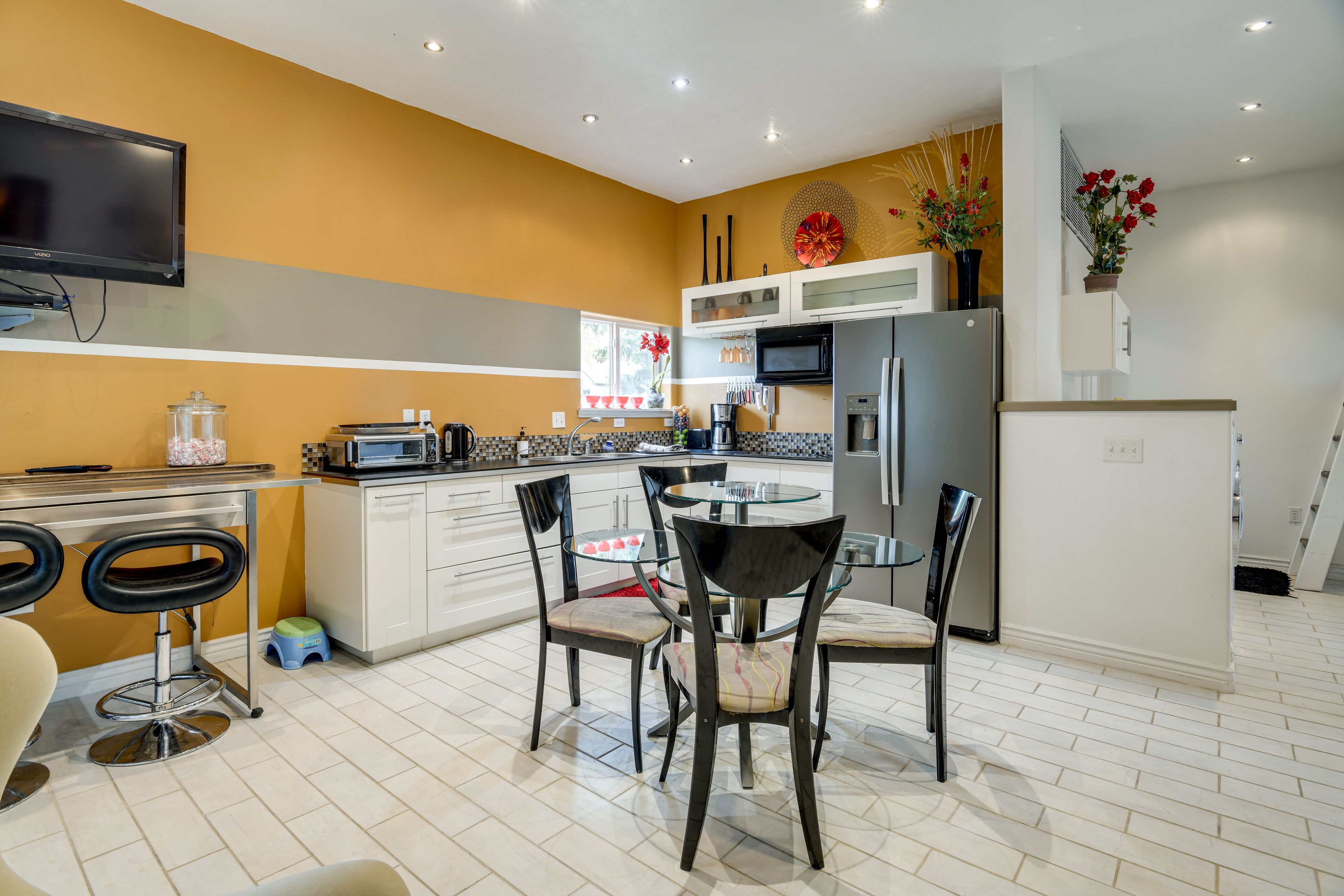 Dining Area & Kitchenette | Toaster Oven | Microwave | Drip Coffee Pot