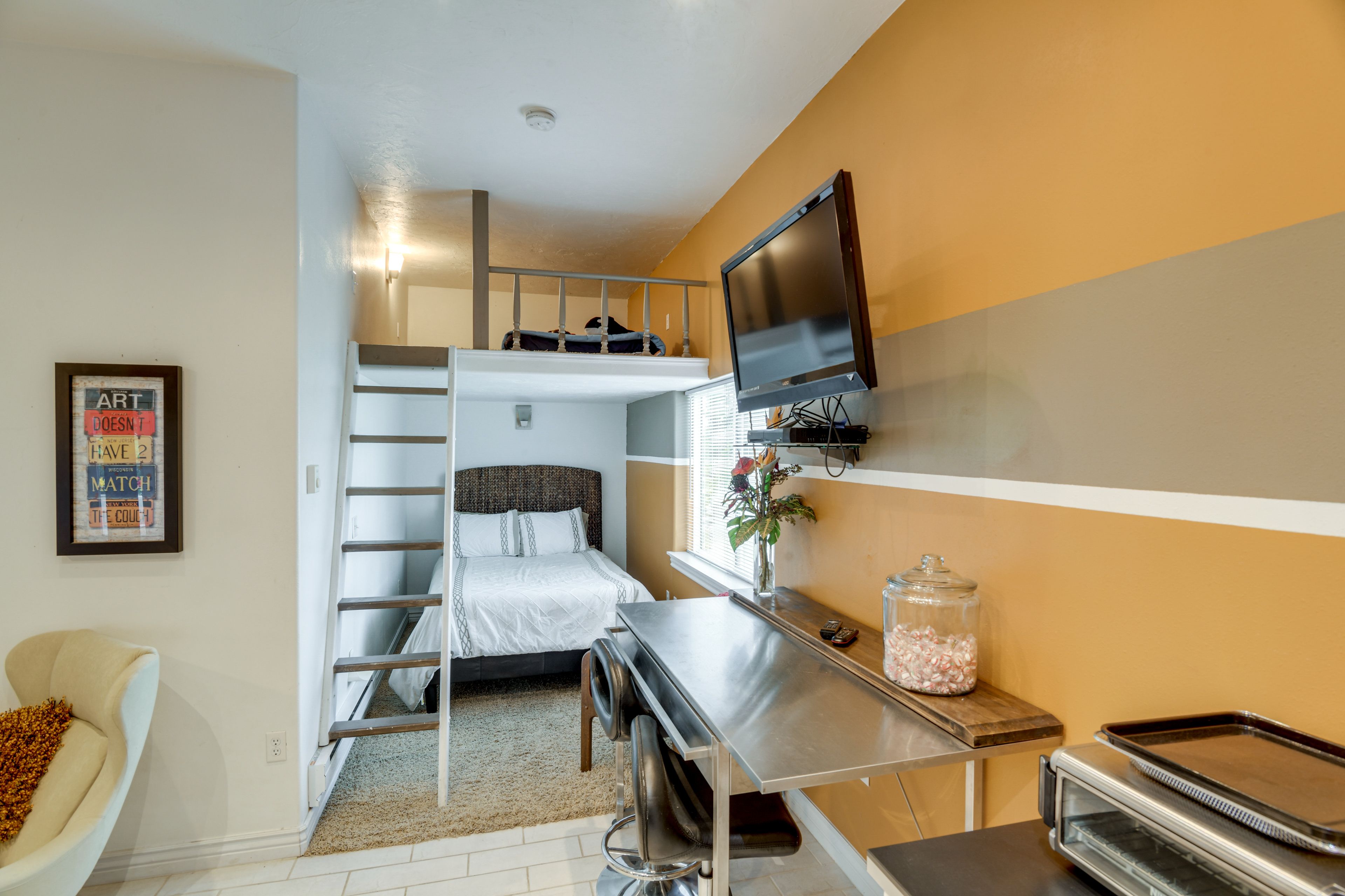 Sleeping Nook | Queen Bed | Loft w/ Twin Mattress