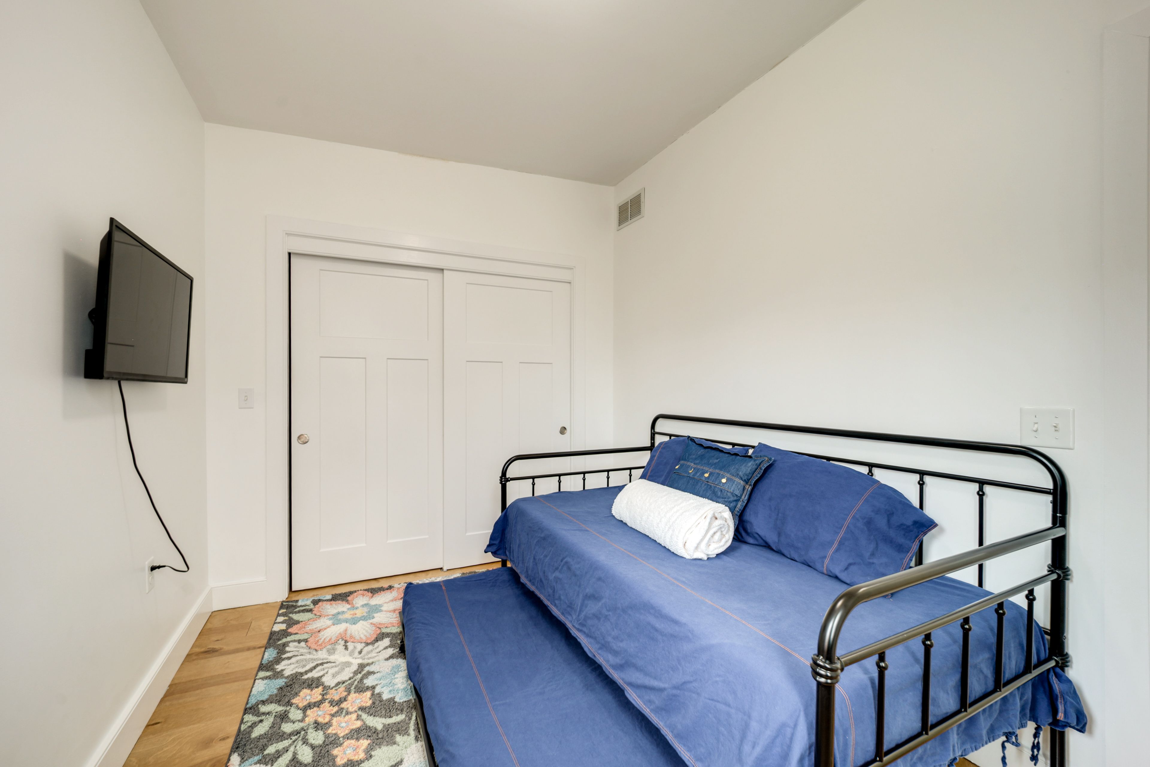 Bedroom 2 | Twin Daybed w/ Twin Trundle | Smart TV | 2nd Floor