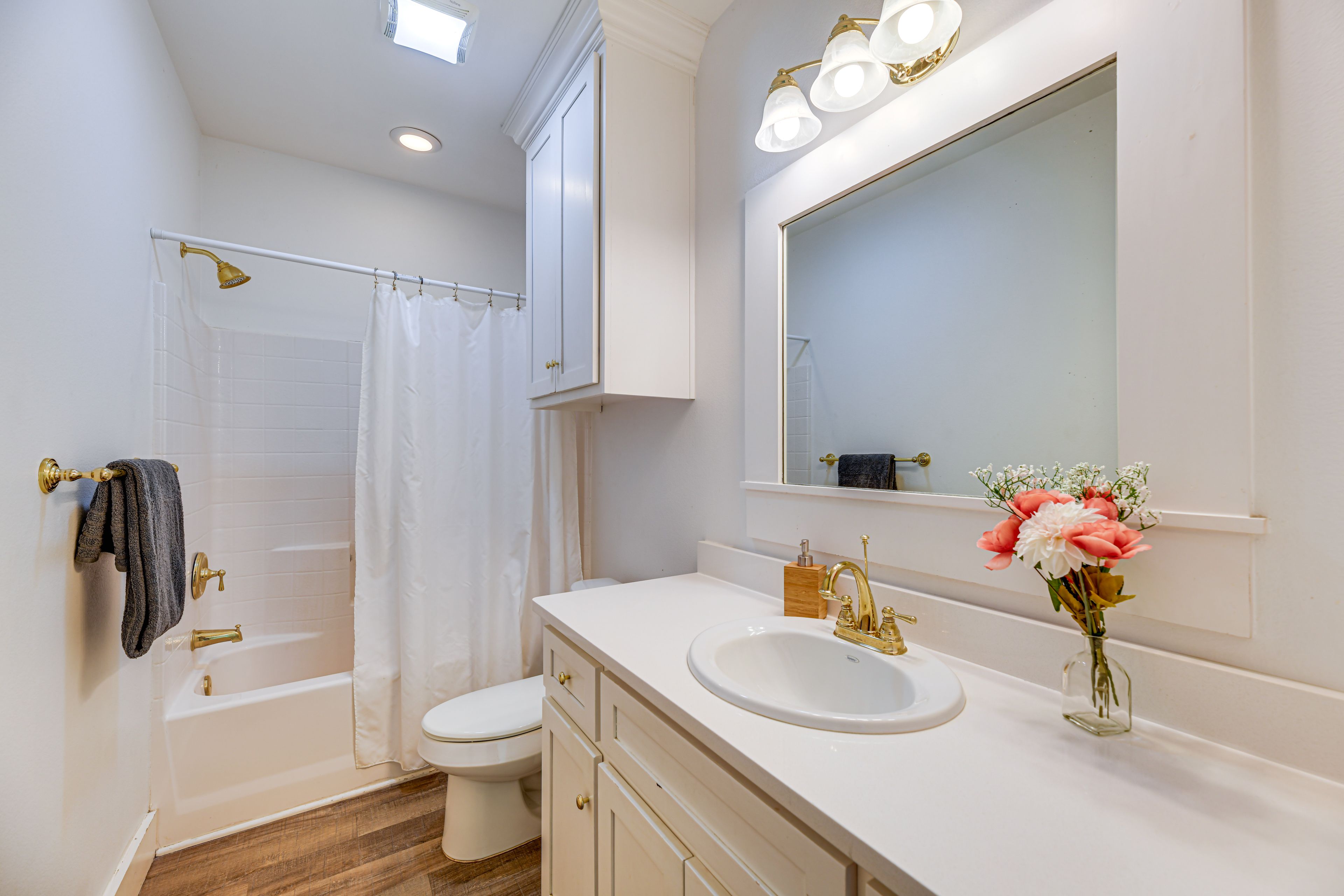 Full Bathroom | 2nd Floor