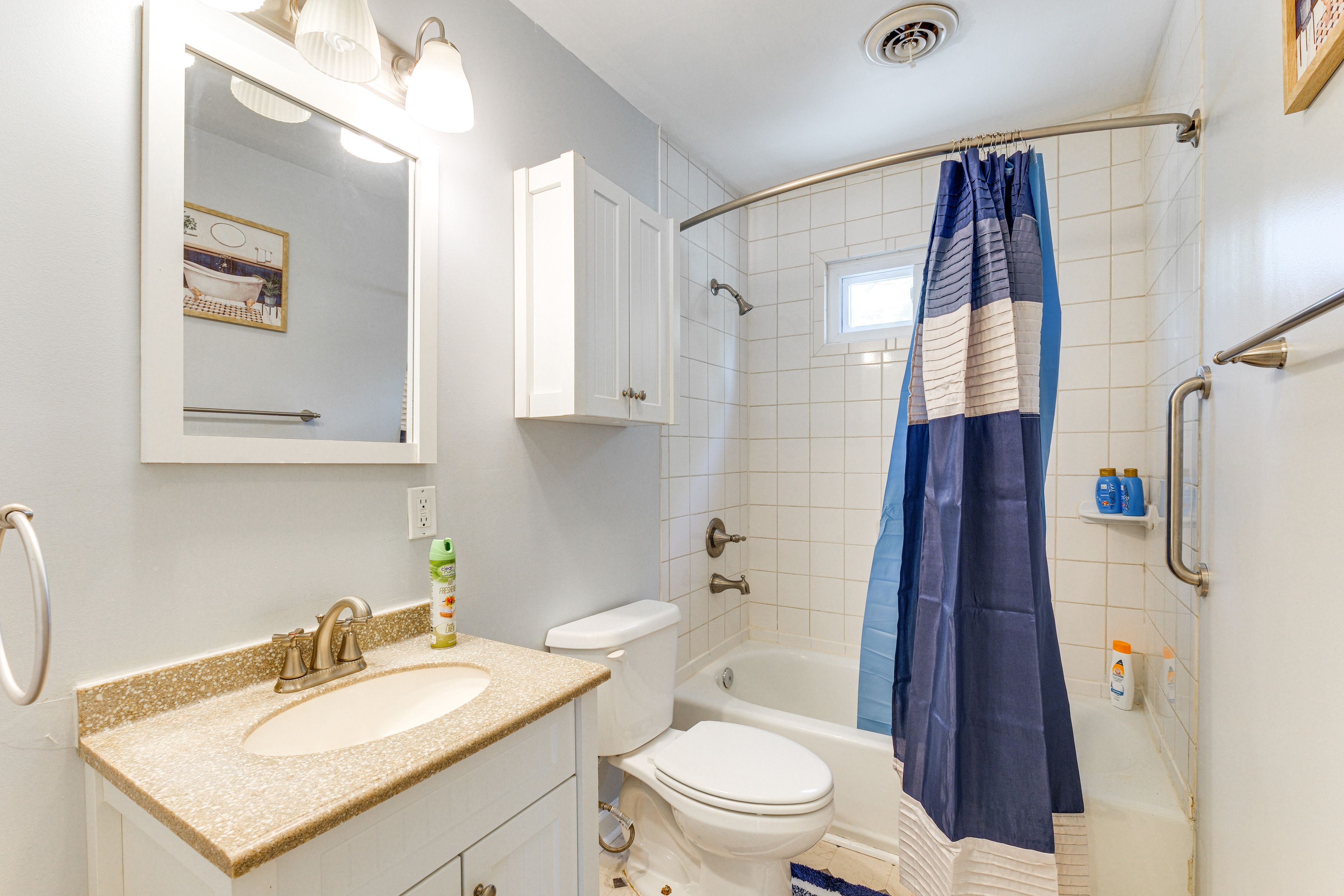 Full Bathroom | Complimentary Toiletries | Towels Provided