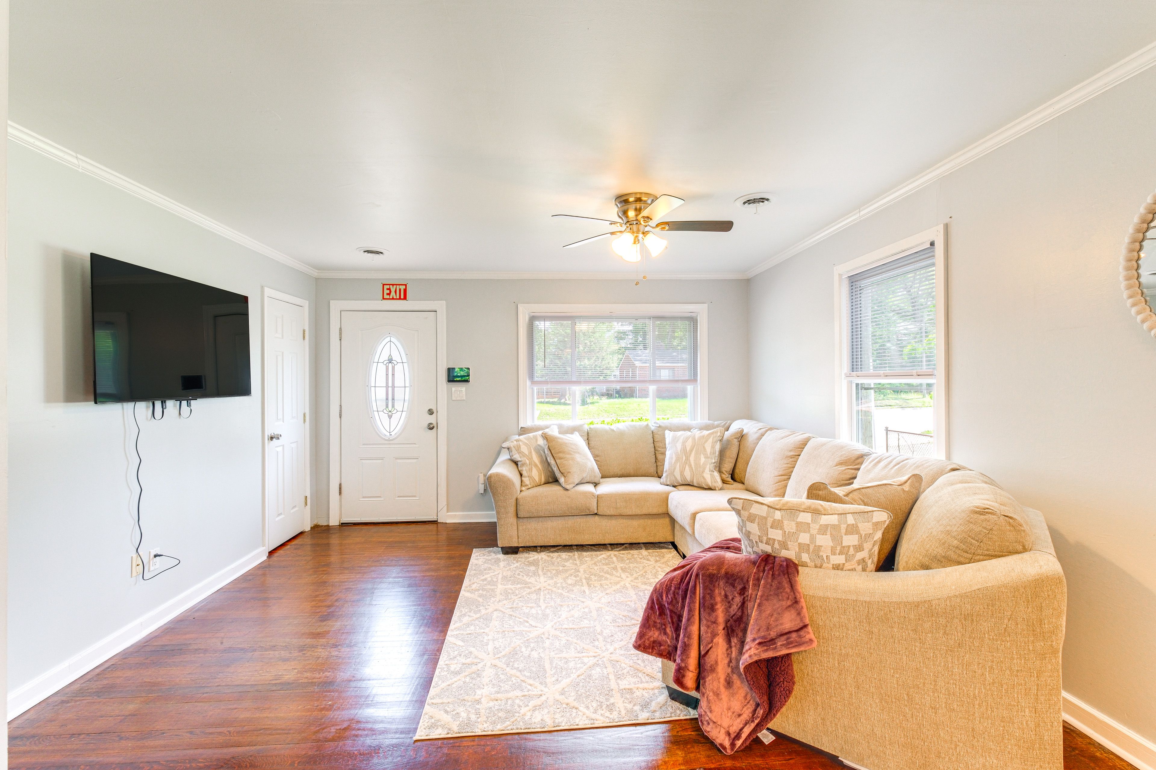 Living Room | Flat-Screen TV | Central Heating & A/C | Free WiFi