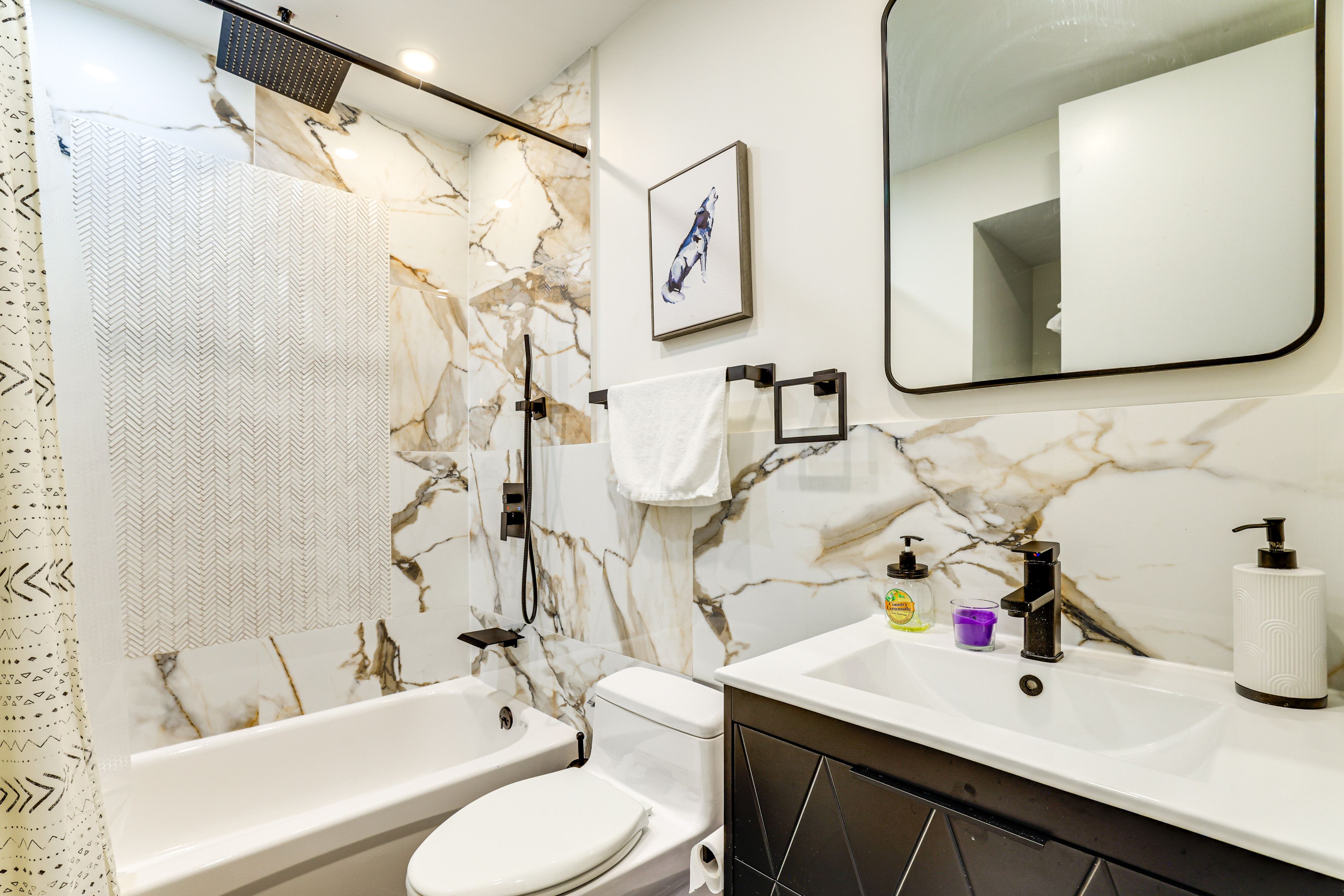 Full Bathroom | 1st Floor | Towels Provided | Complimentary Toiletries