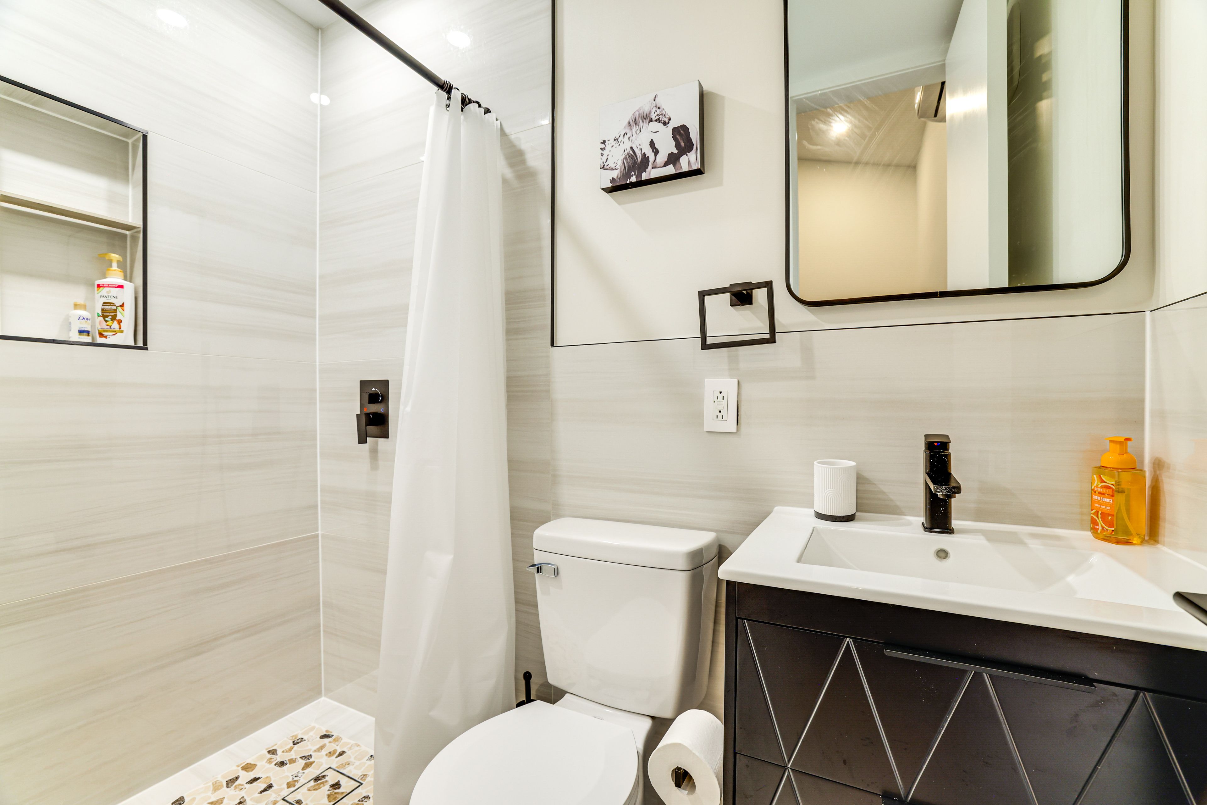 Full Bathroom | 2nd Floor