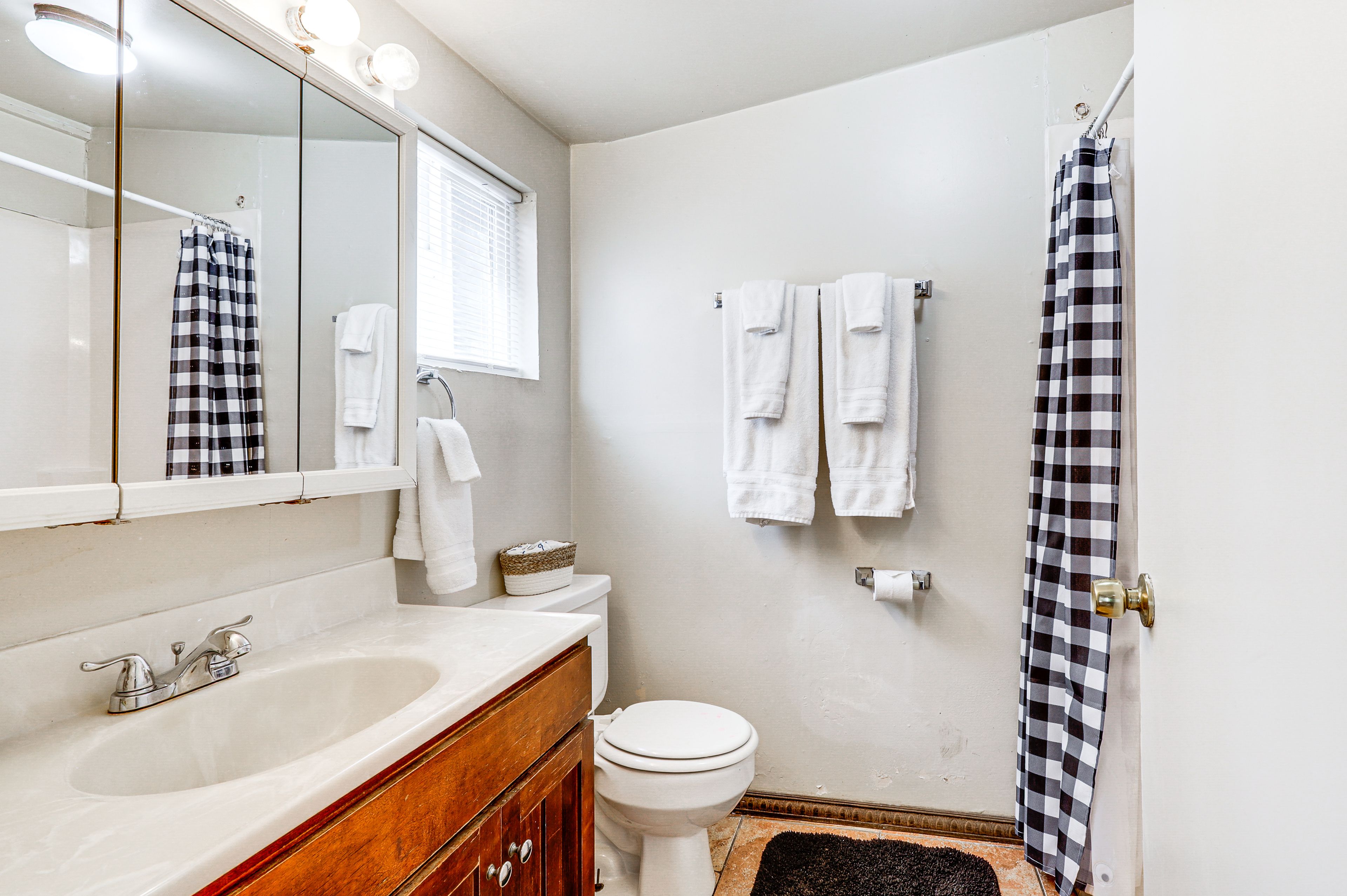 Full Bathroom | Towels Provided | Complimentary Toiletries