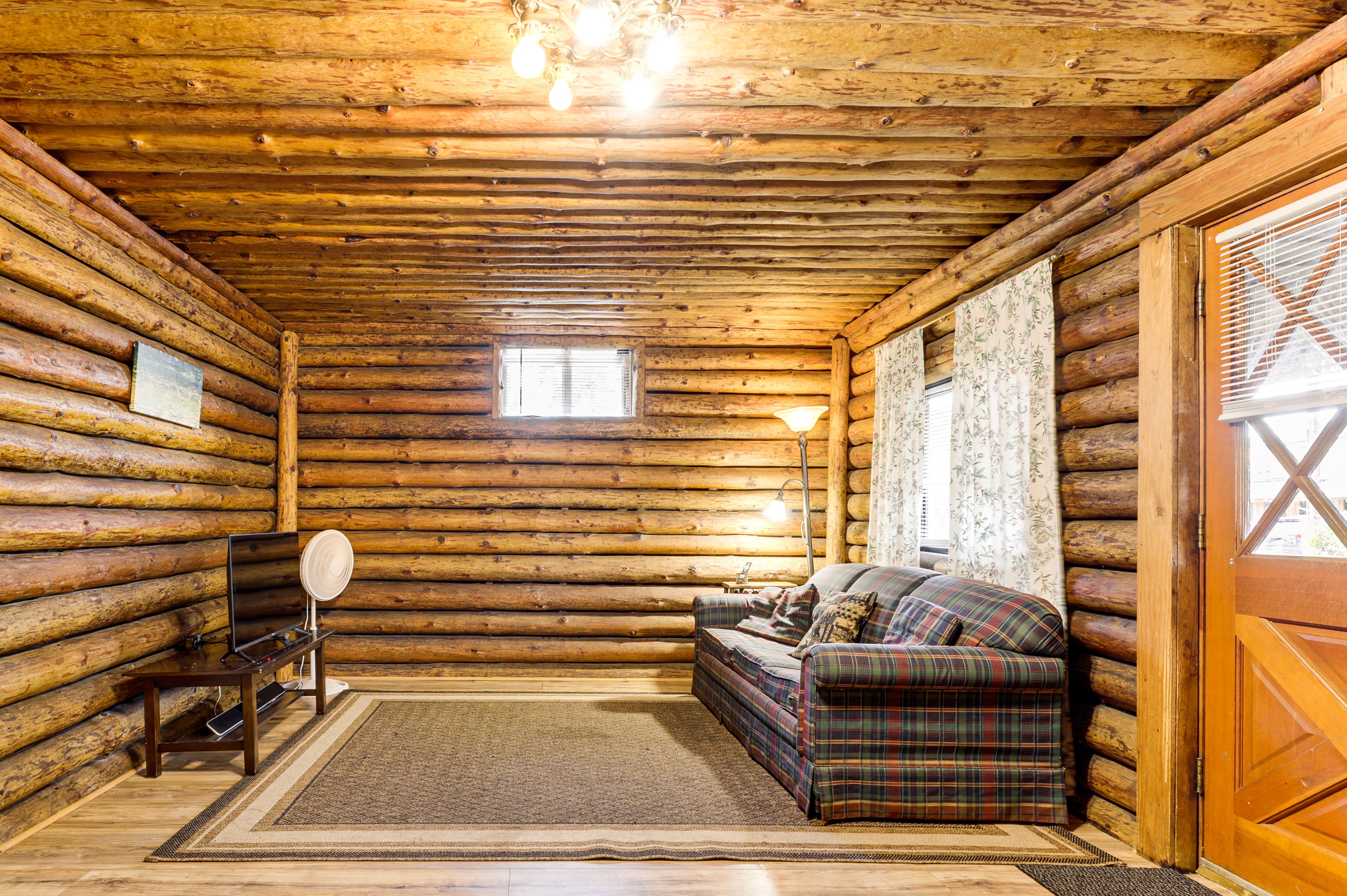 Living Room | Queen Sleeper Sofa | Smart TV | Fireplace