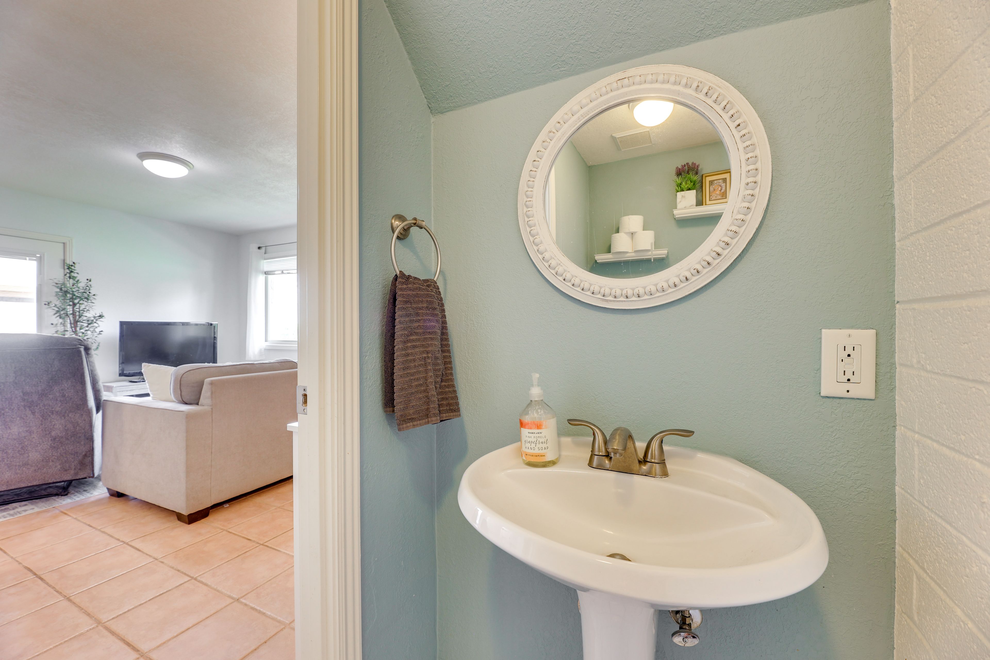 Half Bathroom | 1st Floor | Towels Provided
