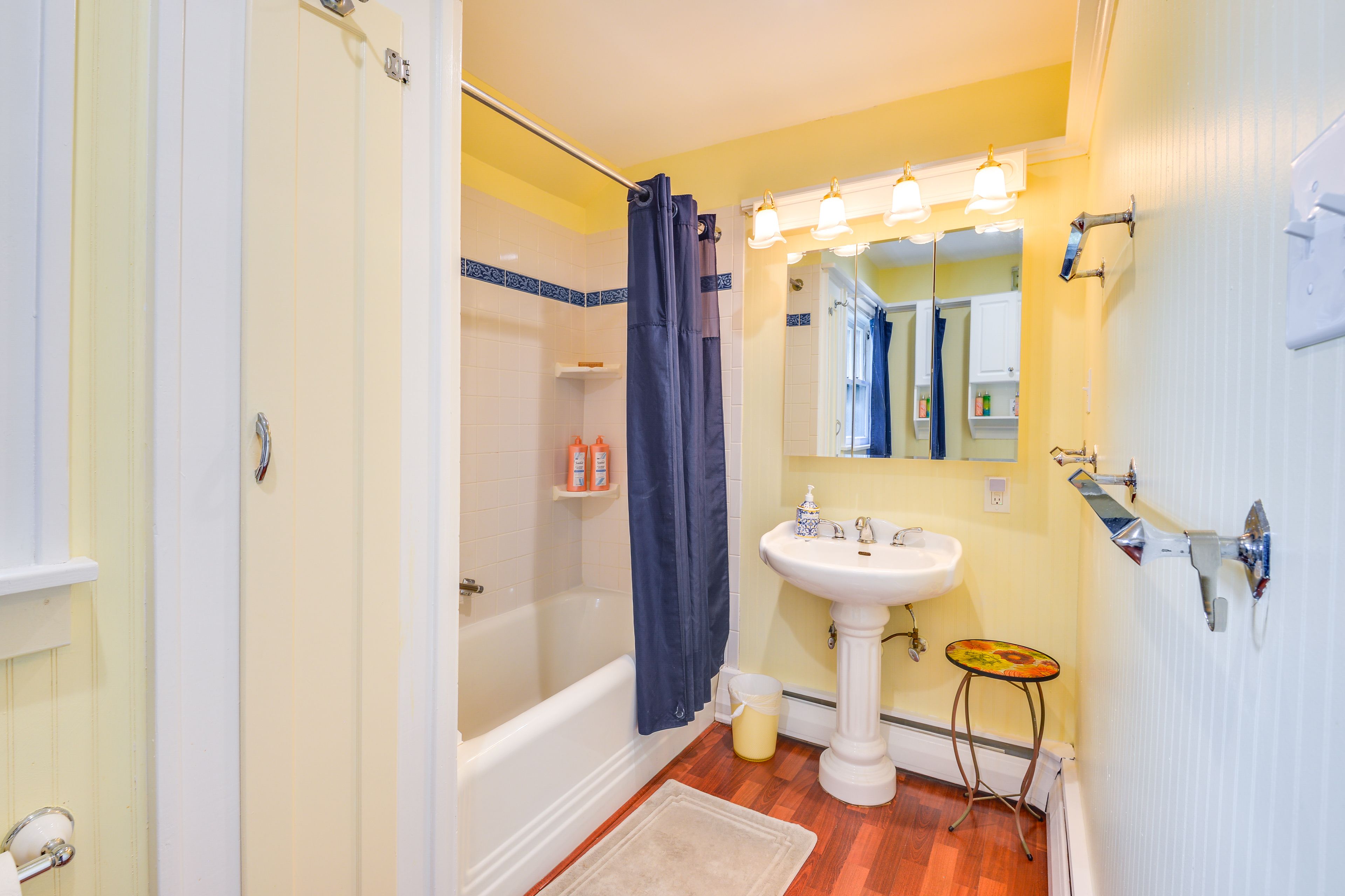 Full Bathroom