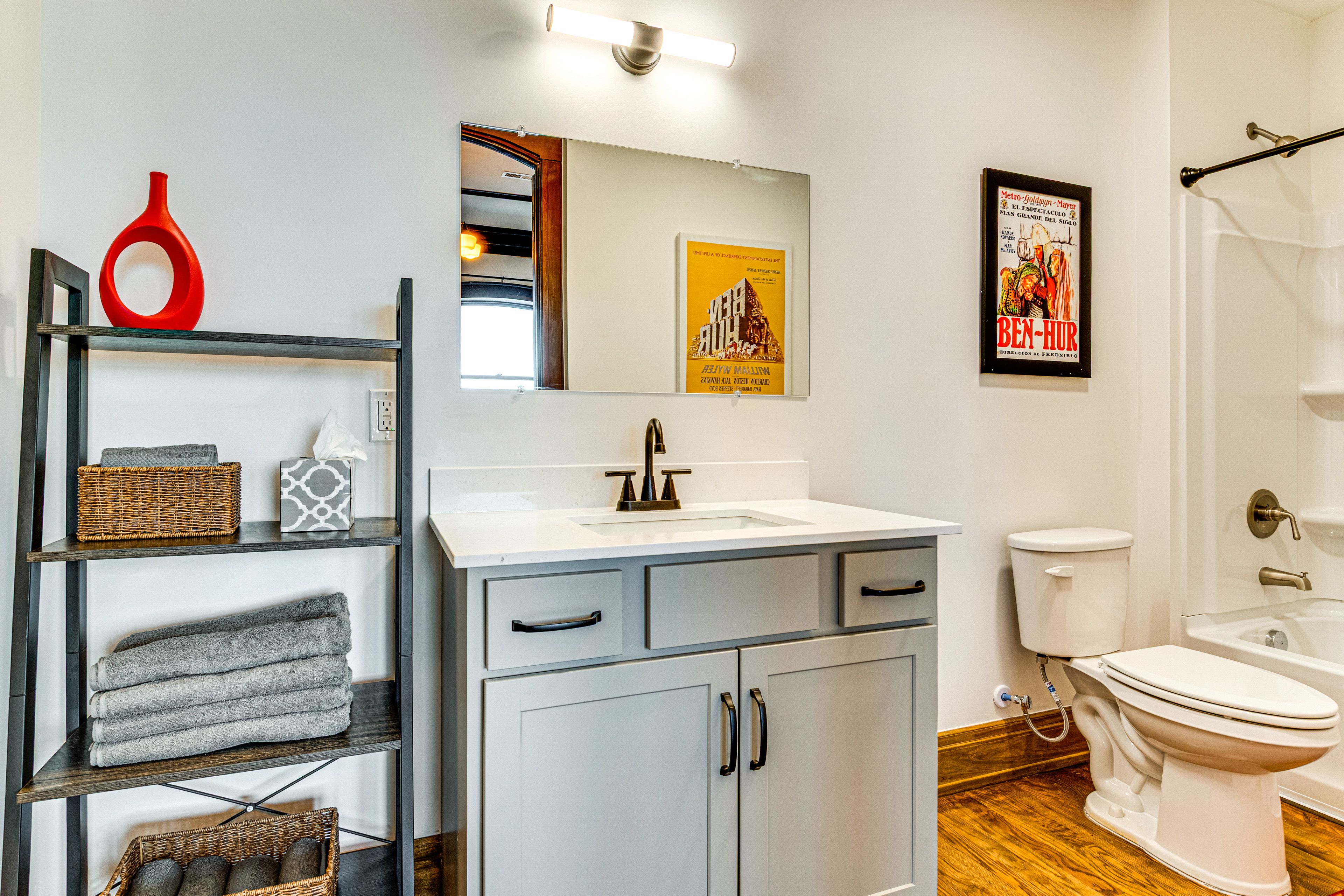 Full Bathroom | Towels Provided