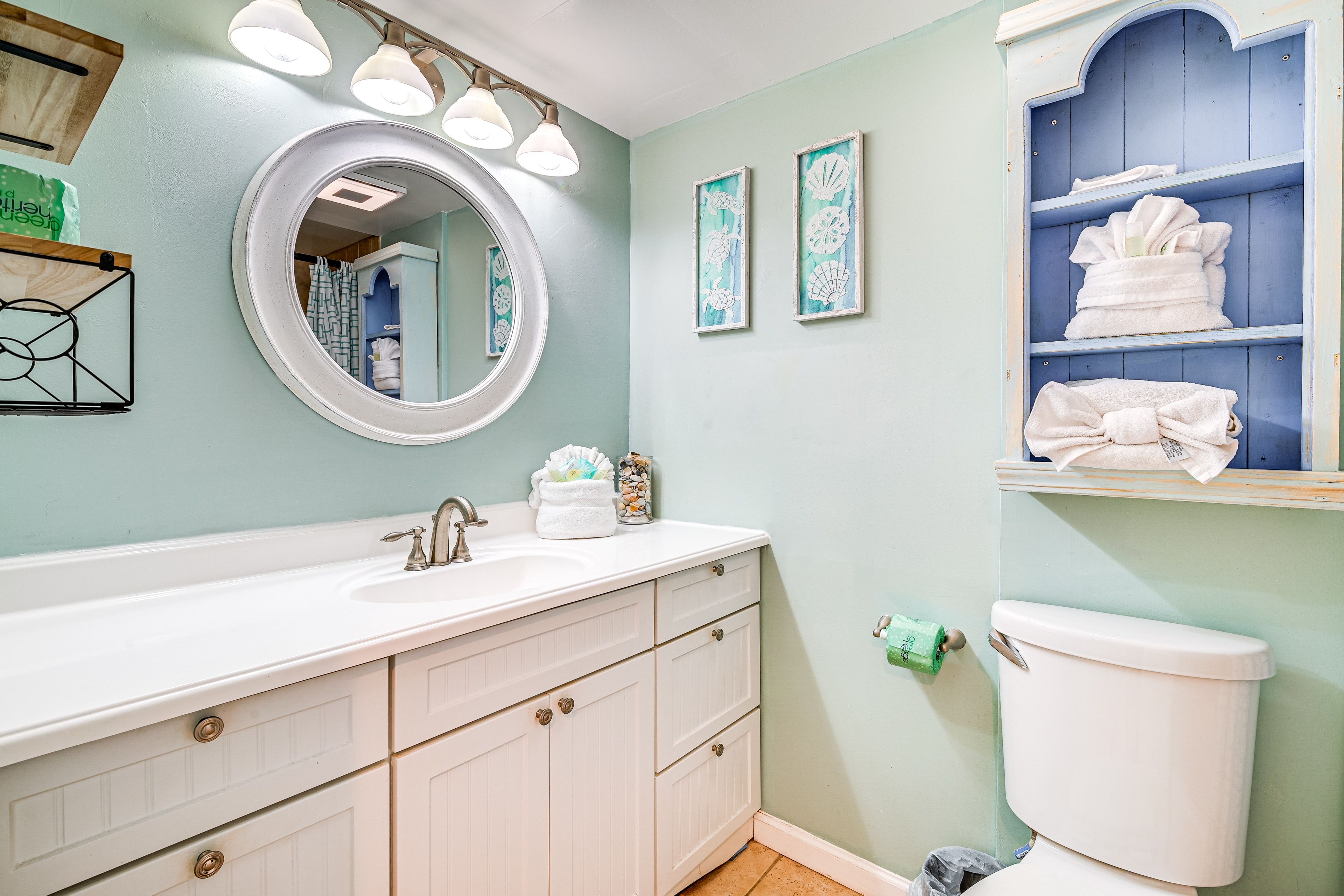 Full Bathroom | Towels Provided | Hair Dryer