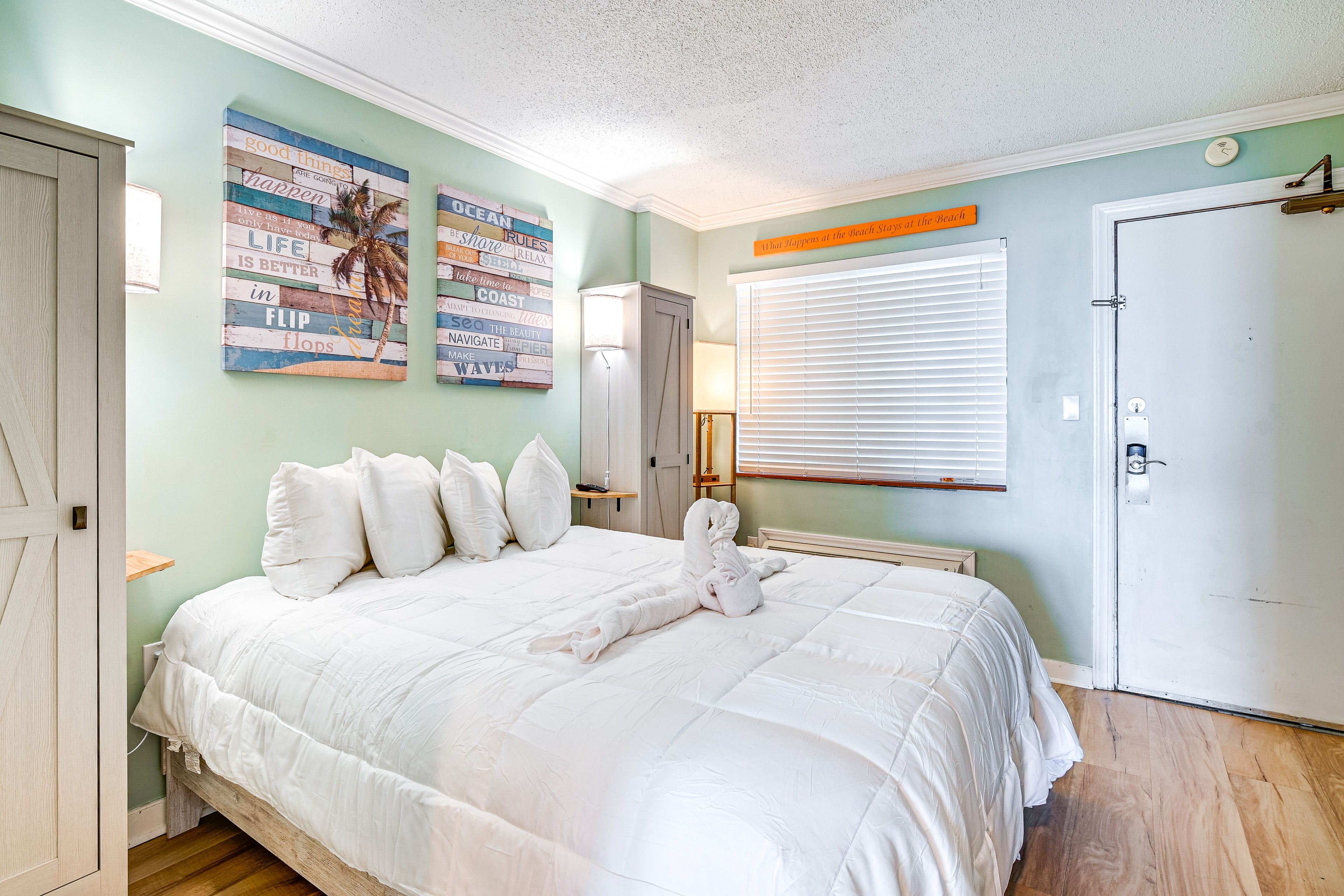 Bedroom | Queen Bed | Linens Provided