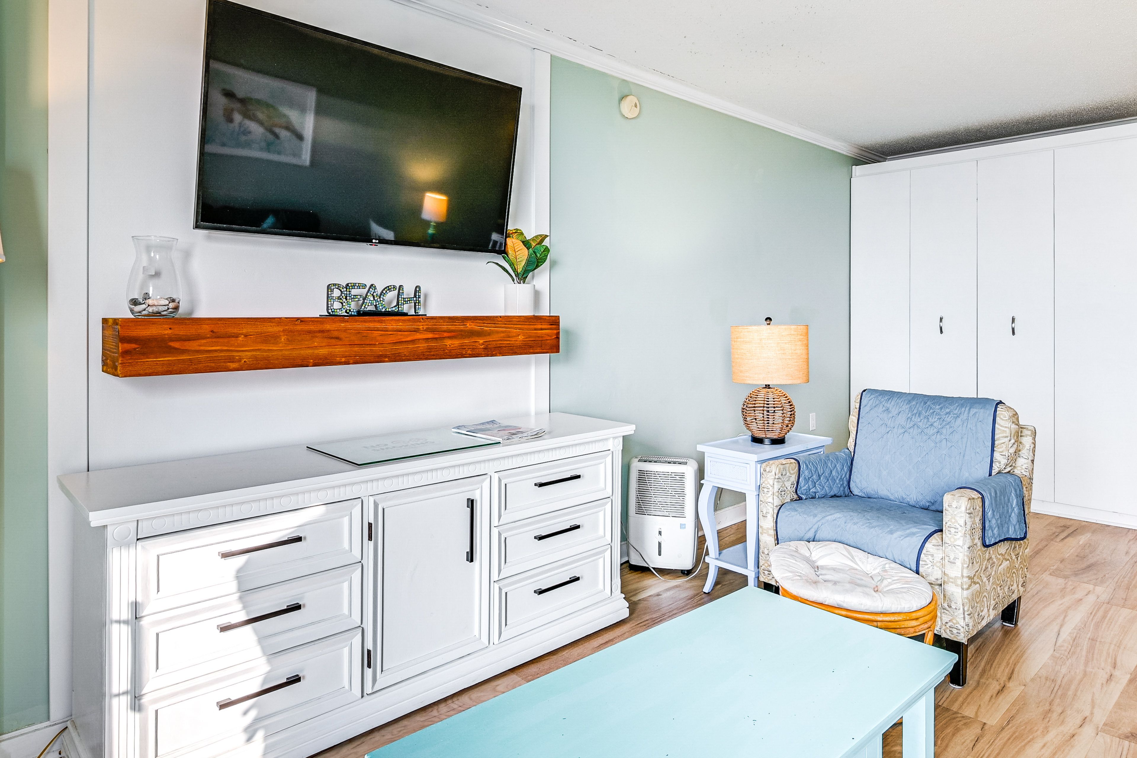Living Room | Queen Murphy Bed | Full Sleeper Sofa | Free WiFi