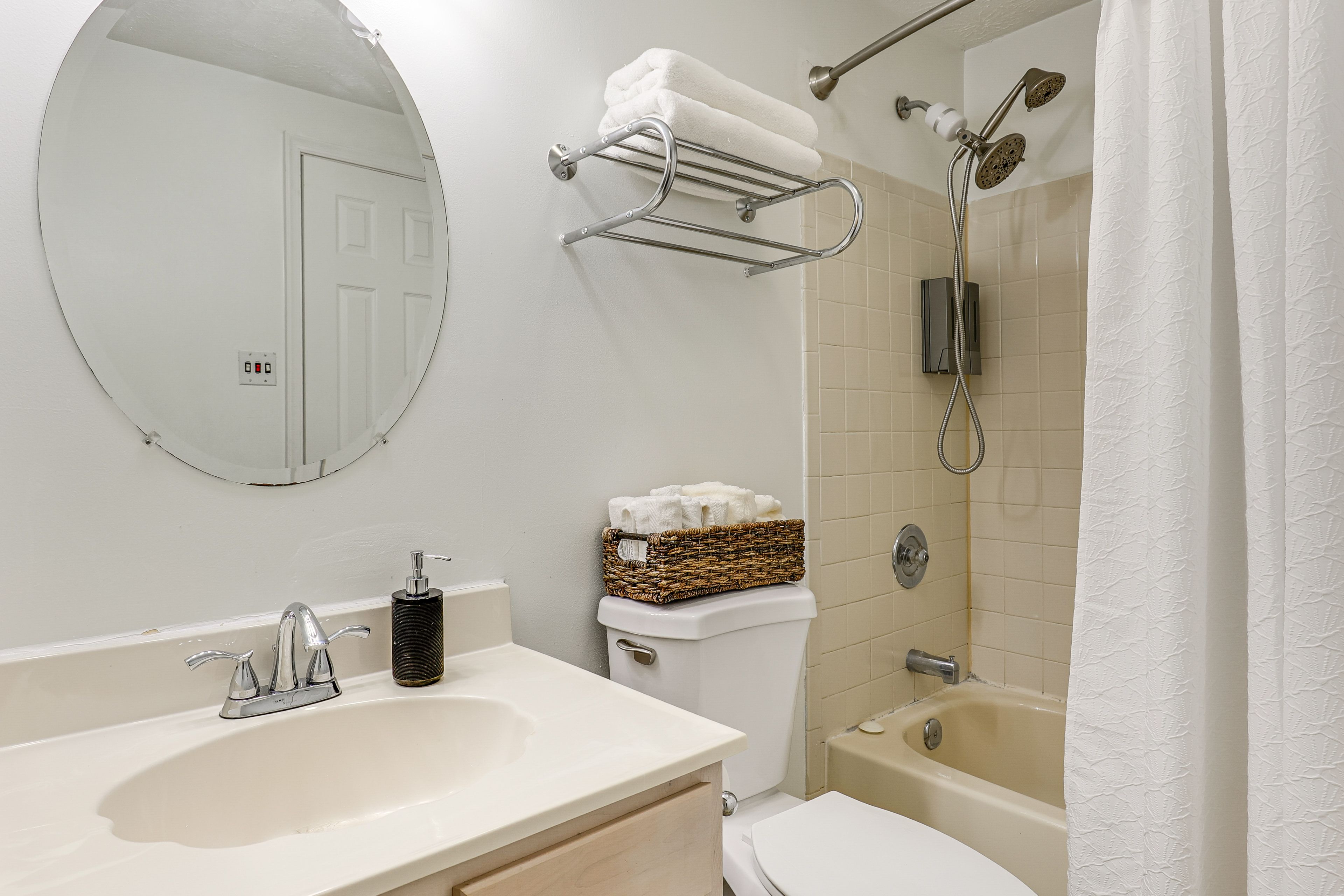 Full Bathroom | Towels Provided | 2nd Floor