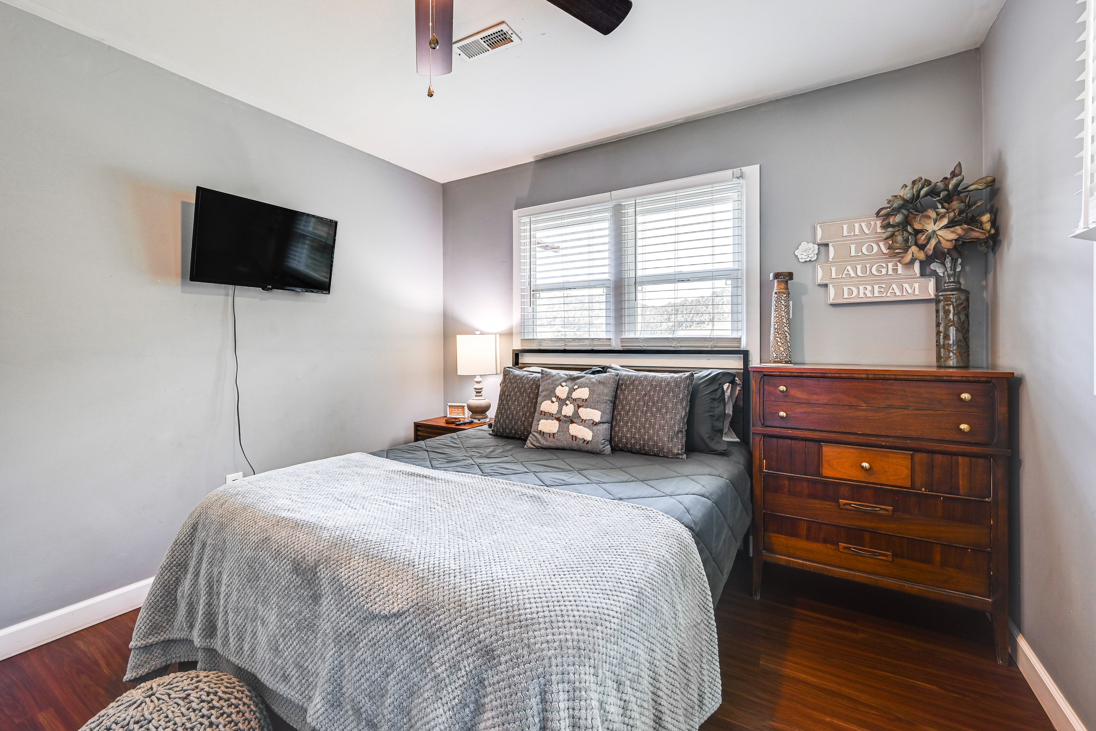 Bedroom 2 | Queen Bed