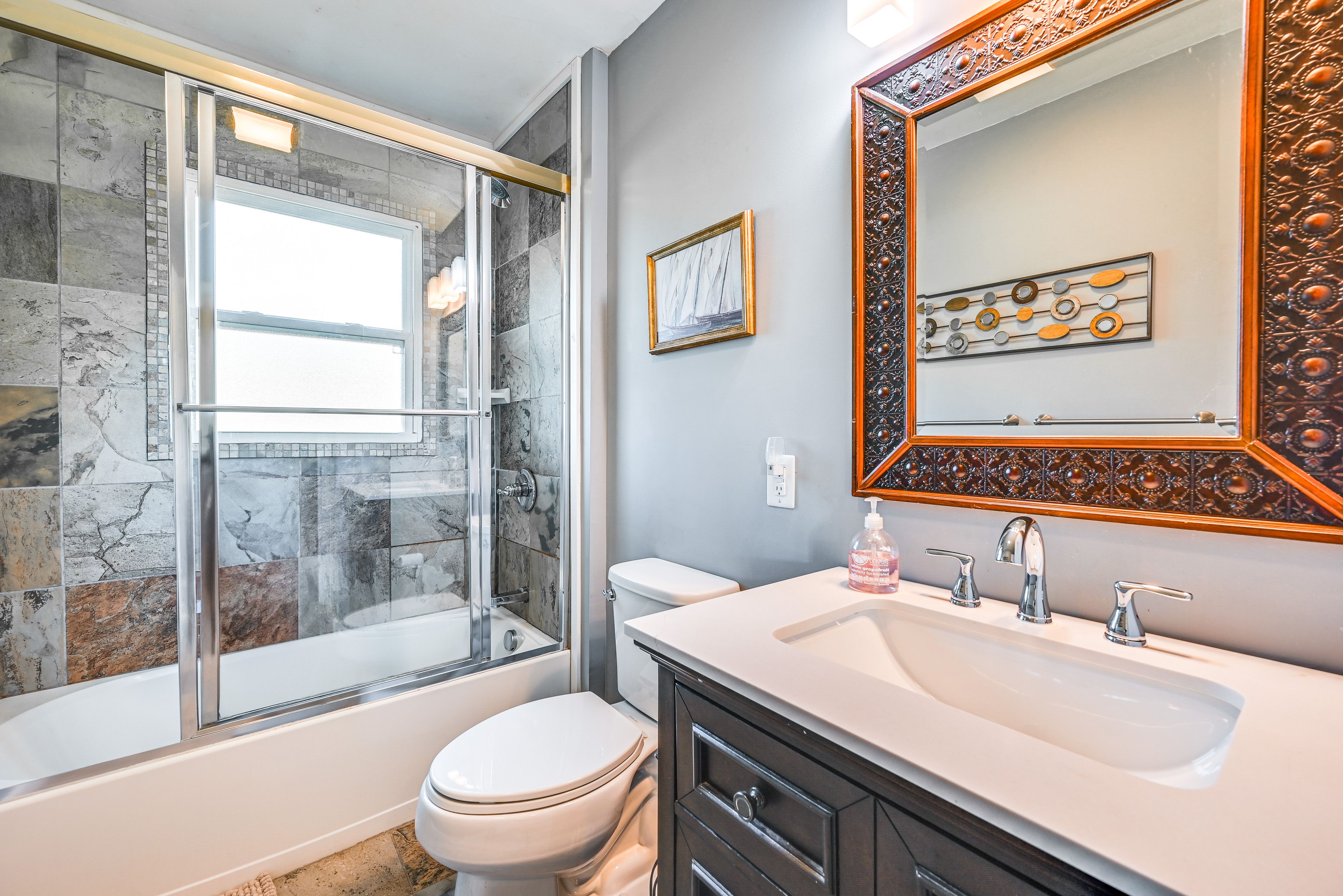 Full Bathroom | Towels Provided