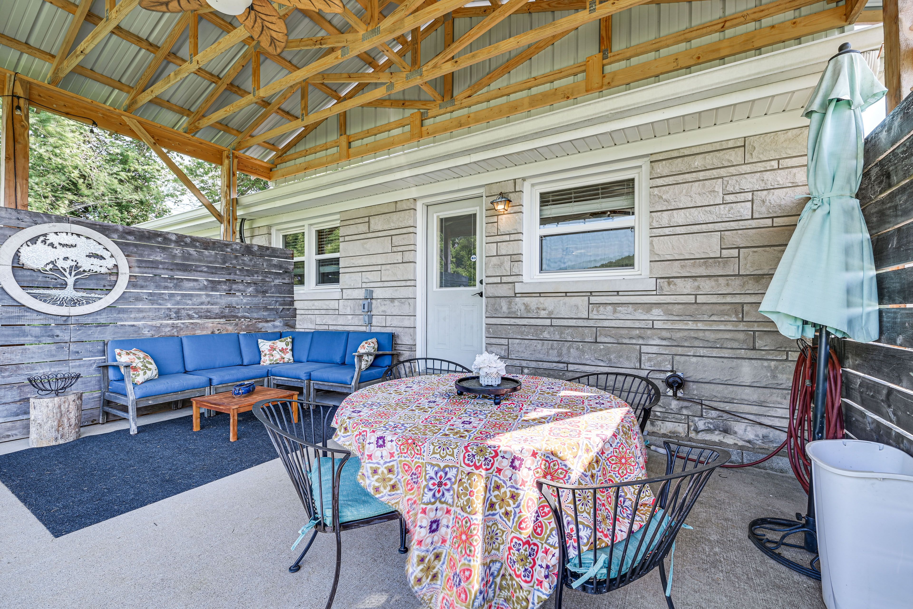 Covered Patio | Sectional & Dining Table